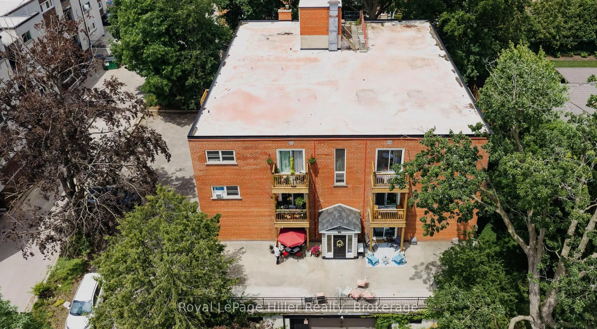 98 William Street E