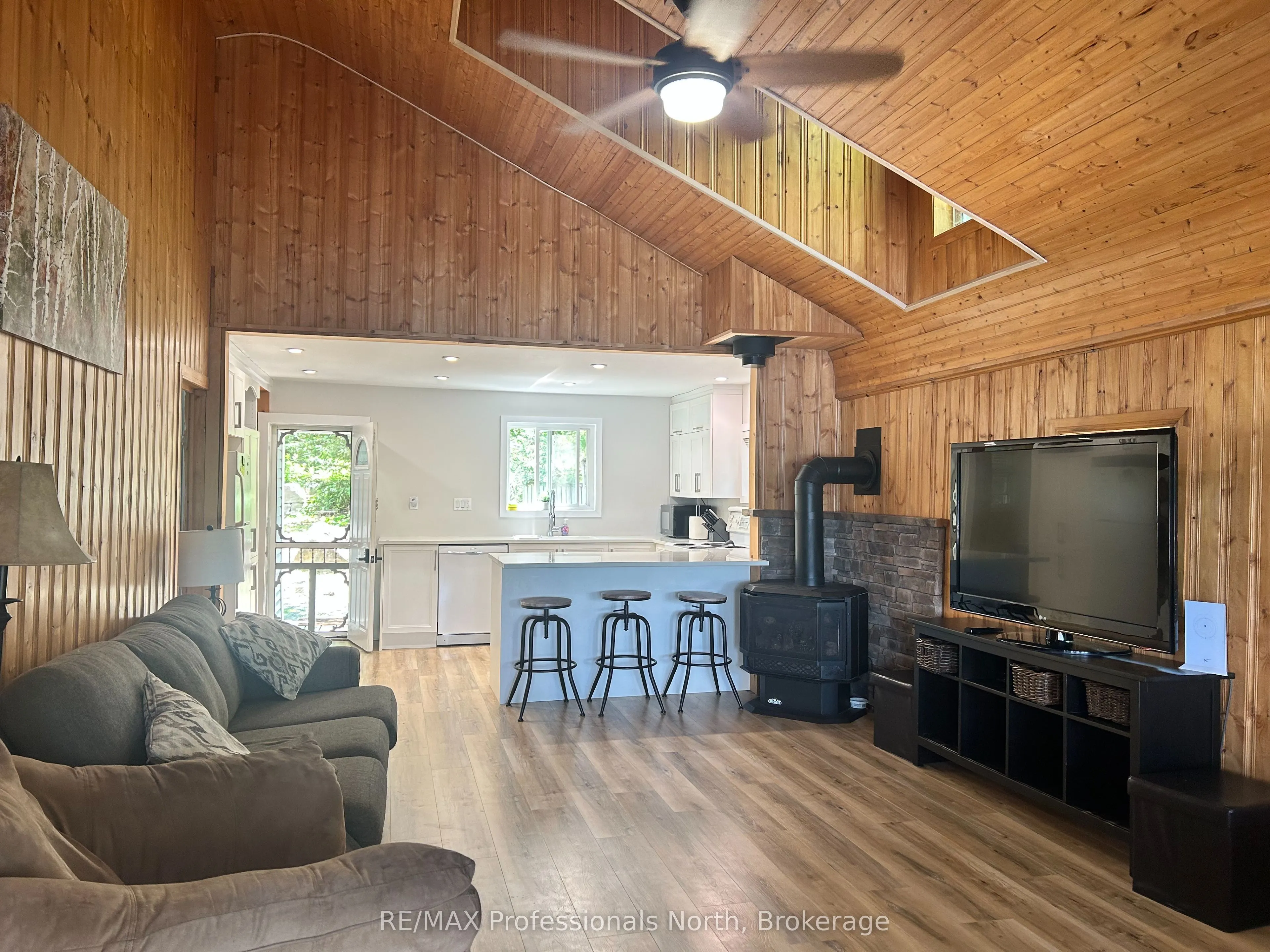 1129 Comak Crescent