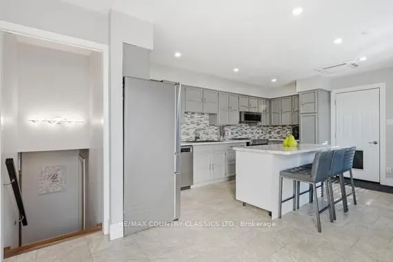 158 Bridge Street W