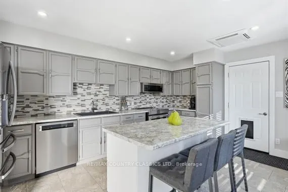158 Bridge Street W