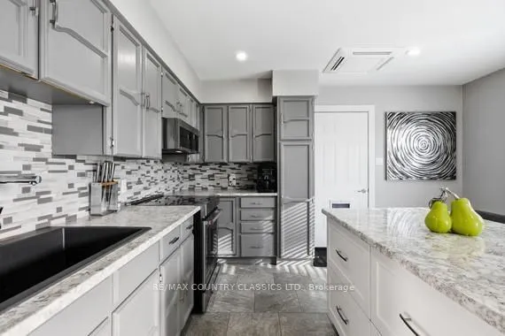 158 Bridge Street W