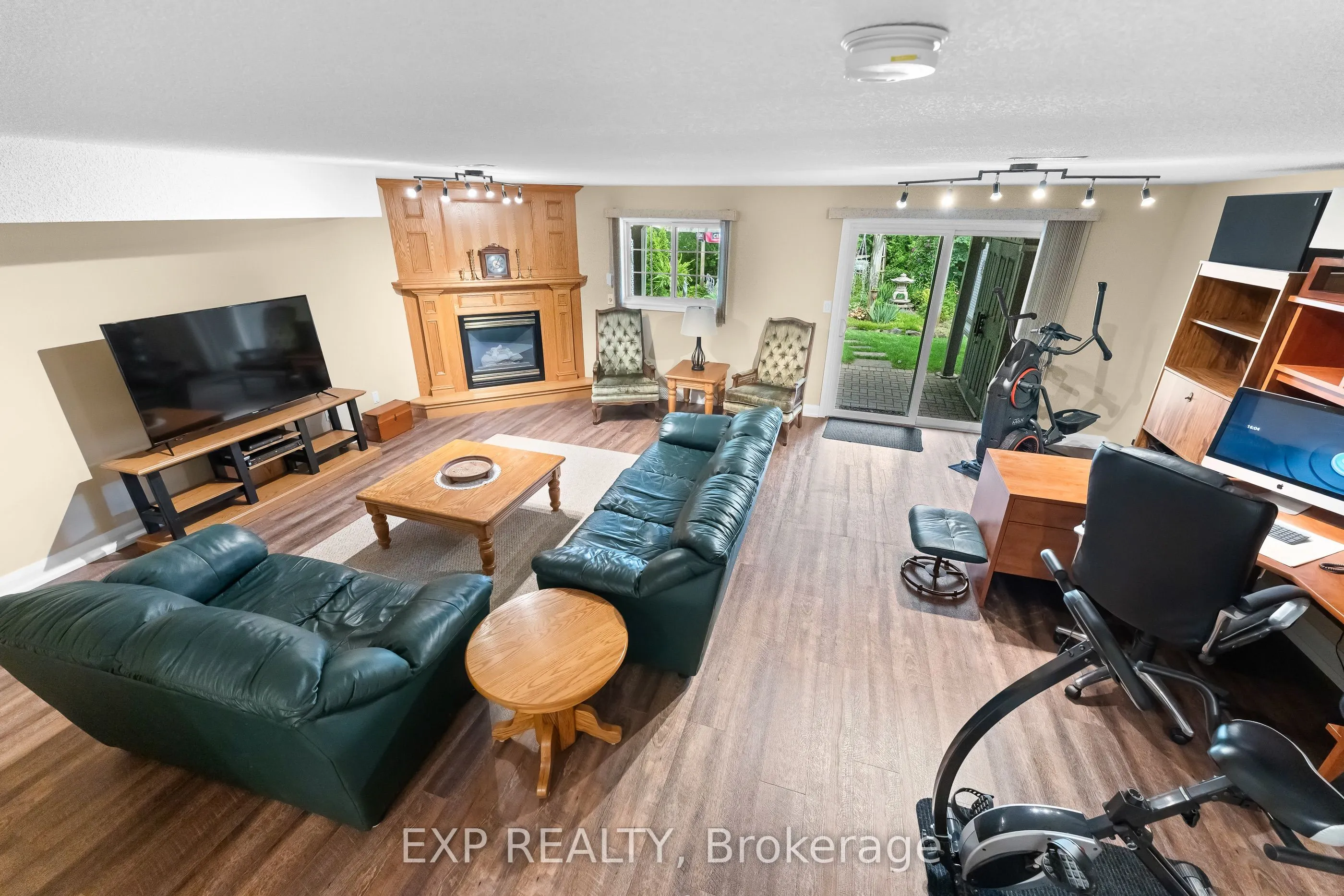 9 KINSMAN Court S