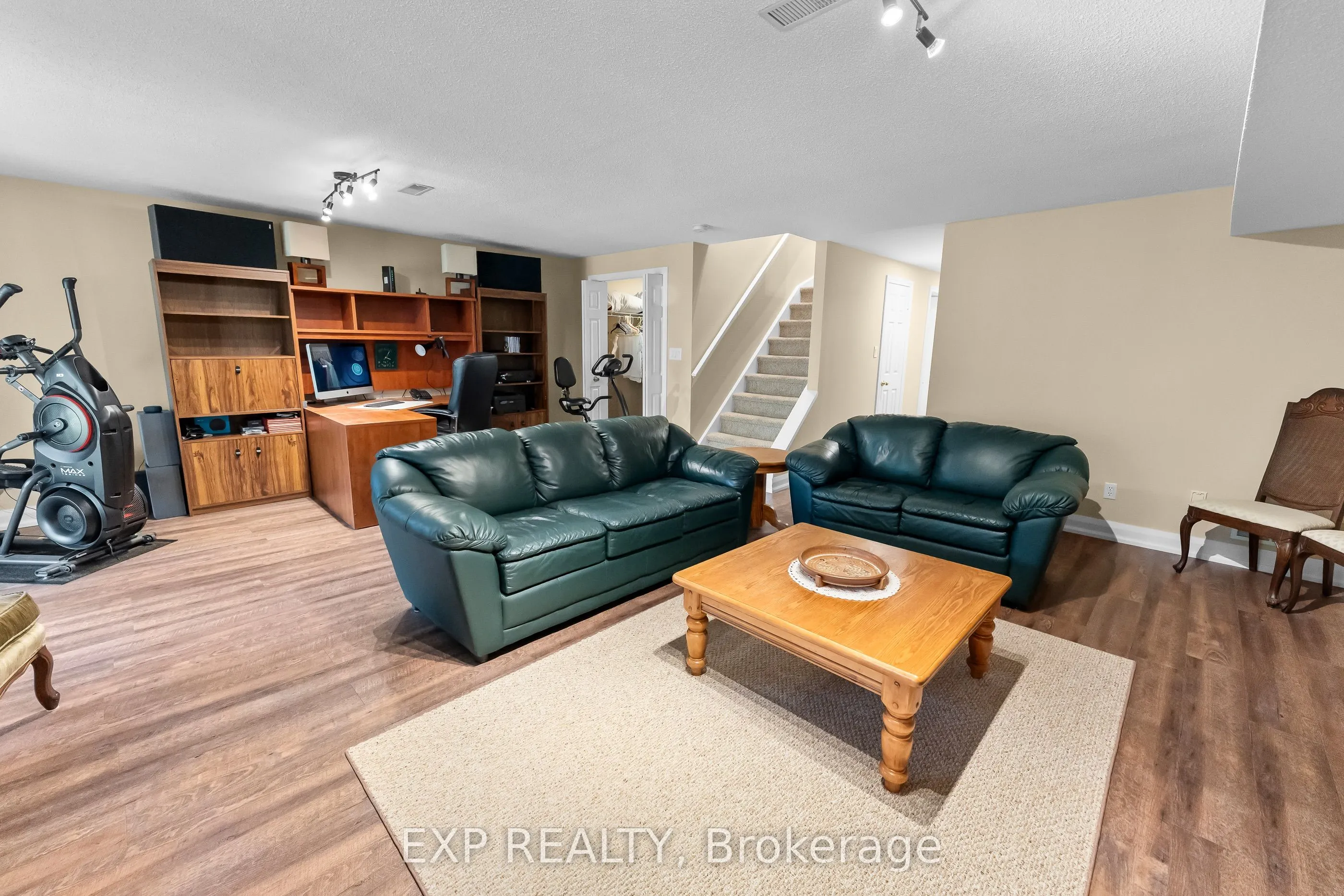9 KINSMAN Court S