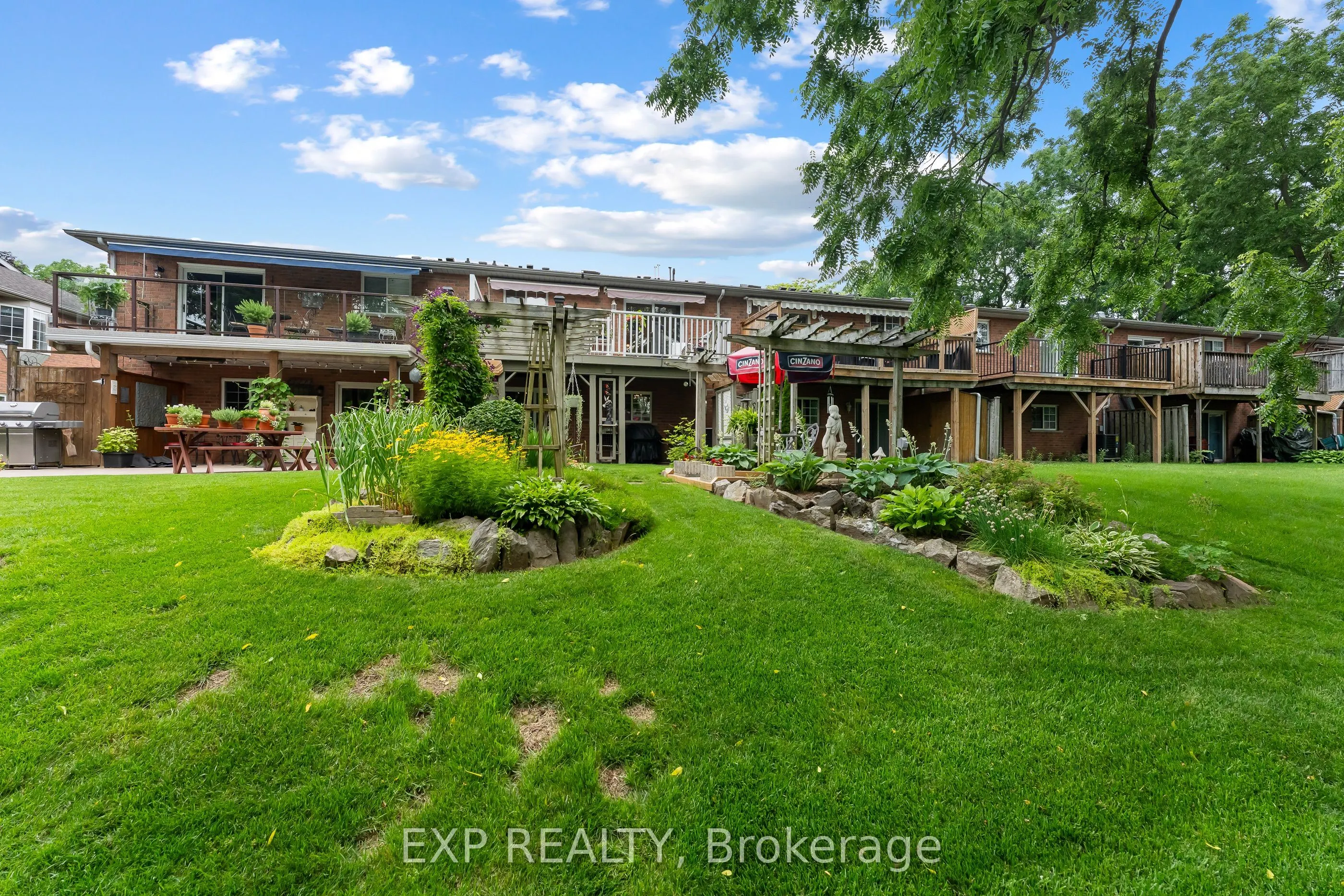 9 KINSMAN Court S