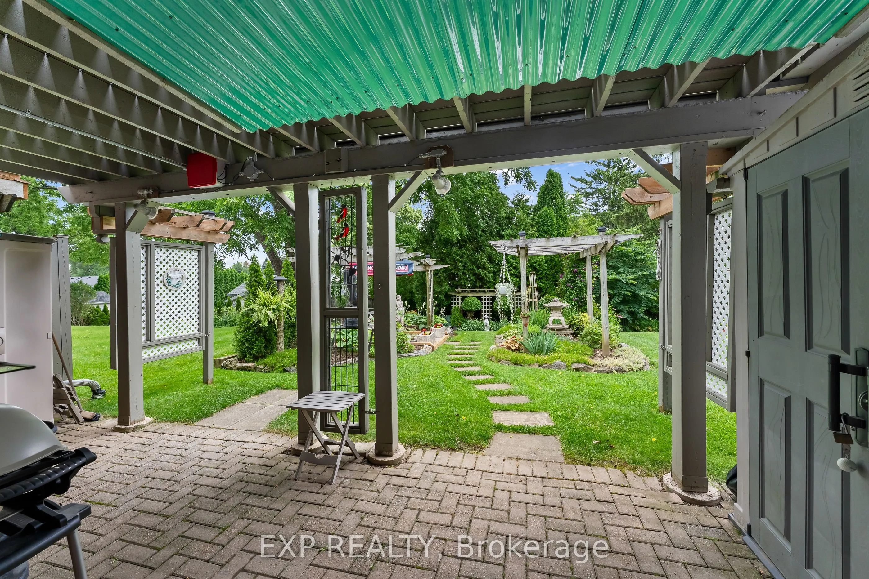 9 KINSMAN Court S