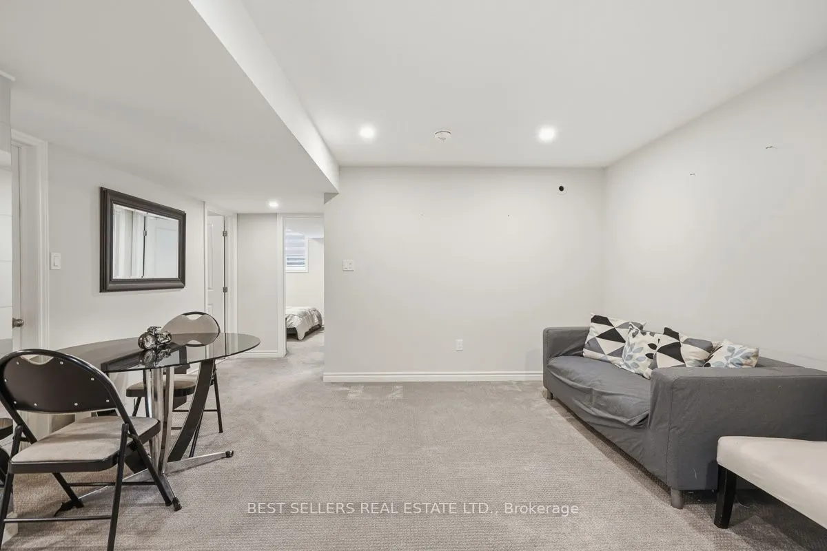 22 Weir Crescent