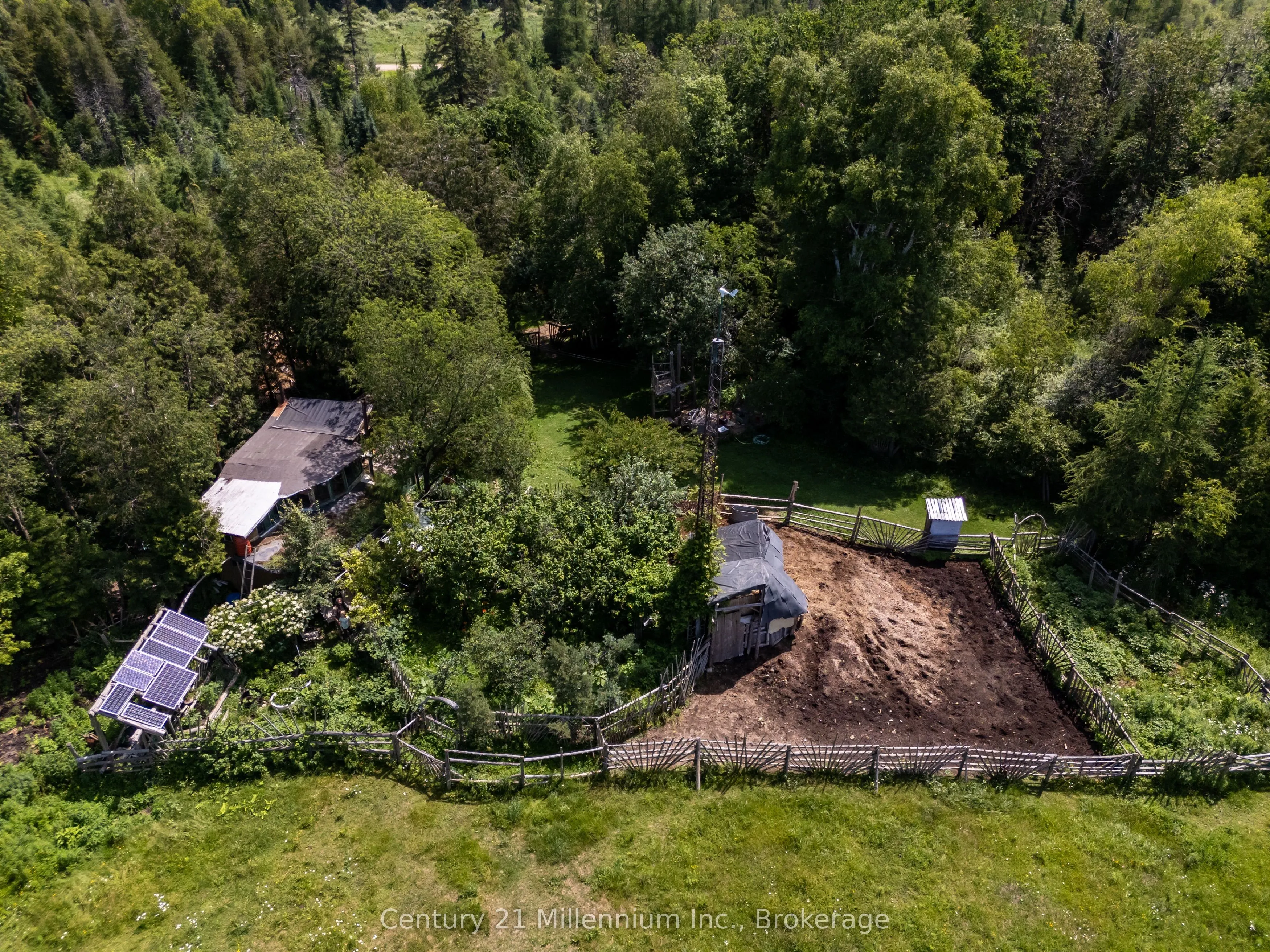 612608 Sideroad 61