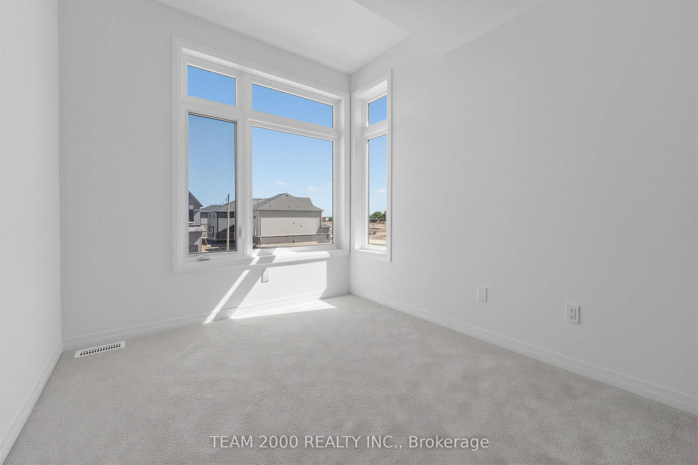 887 Douro Street S