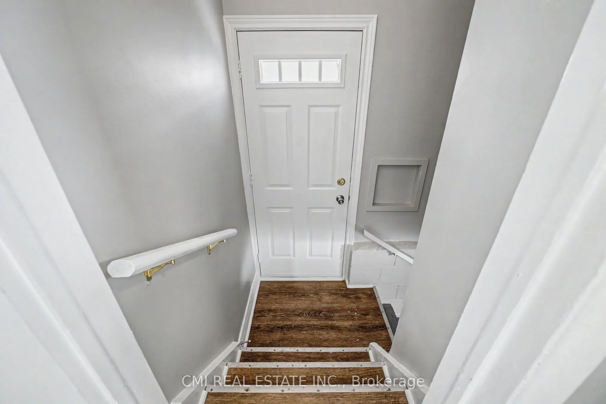 68 Queen Street S