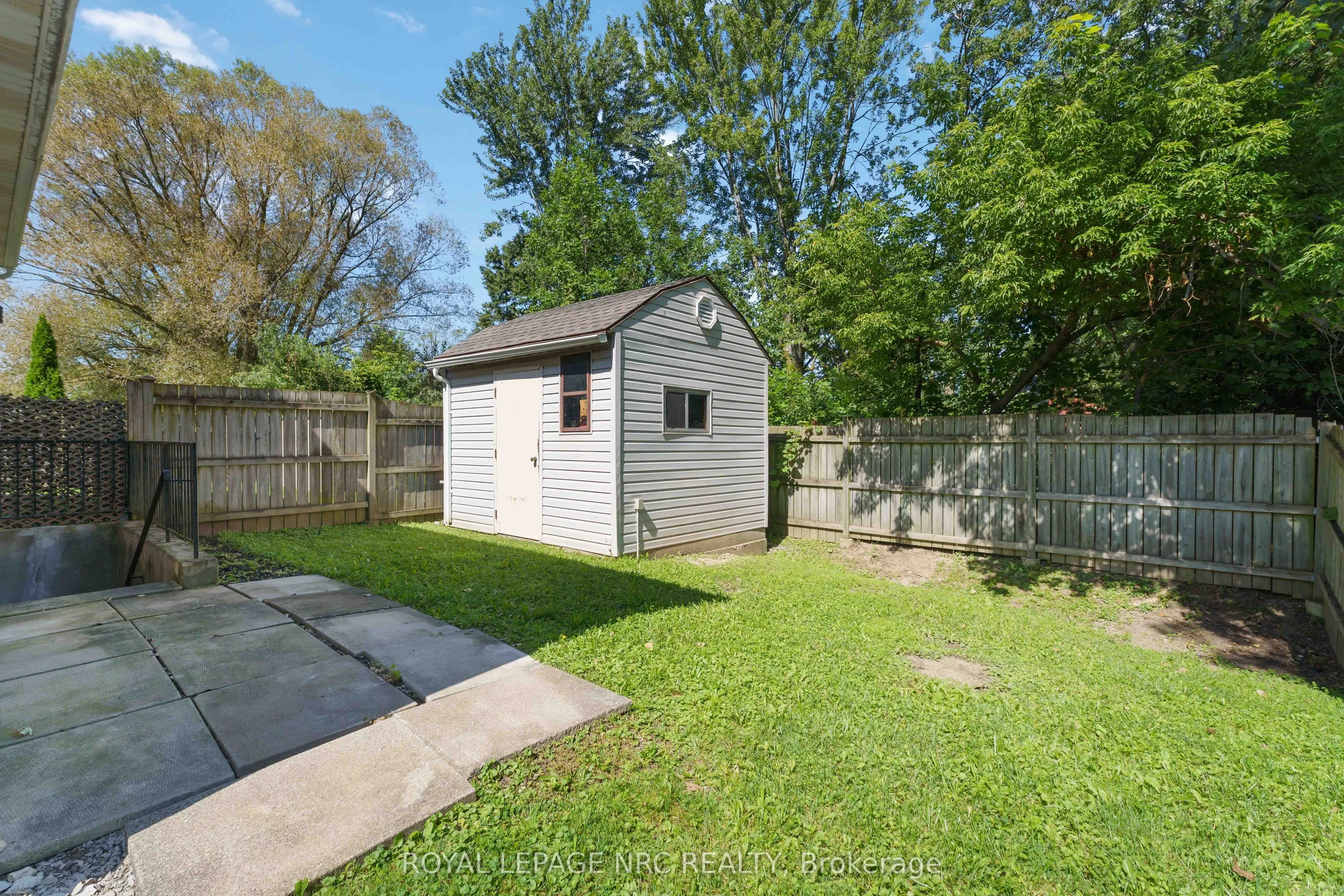 7689 TRACKVIEW Street
