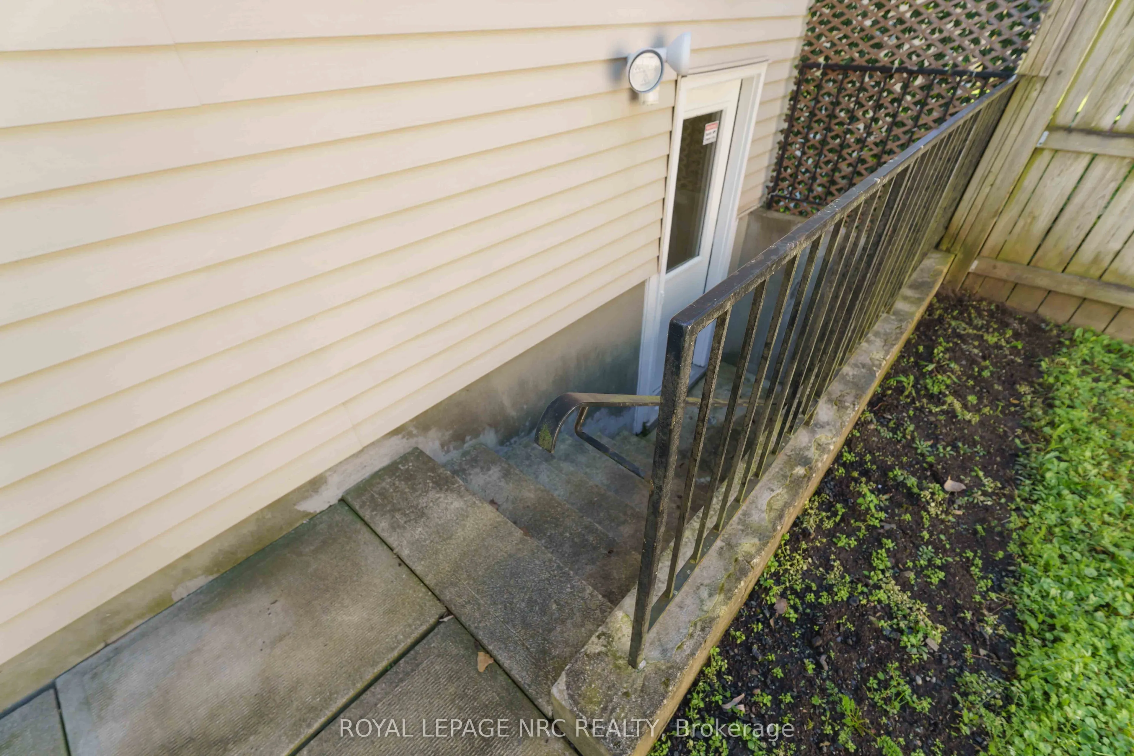 7689 TRACKVIEW Street