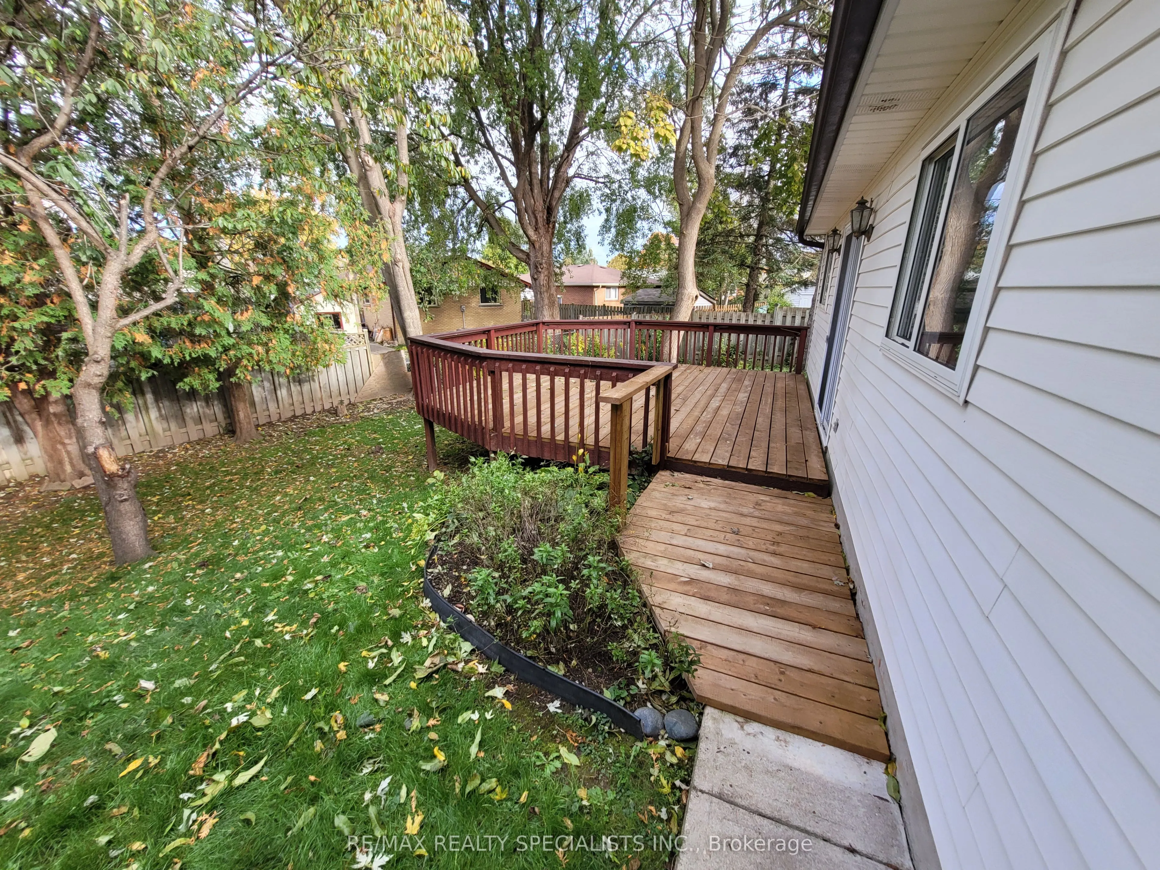 27 TOULON Crescent