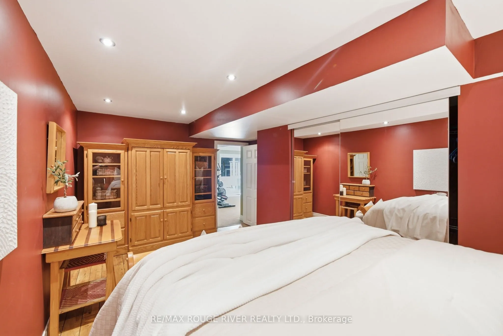 2774 Les Davey Road