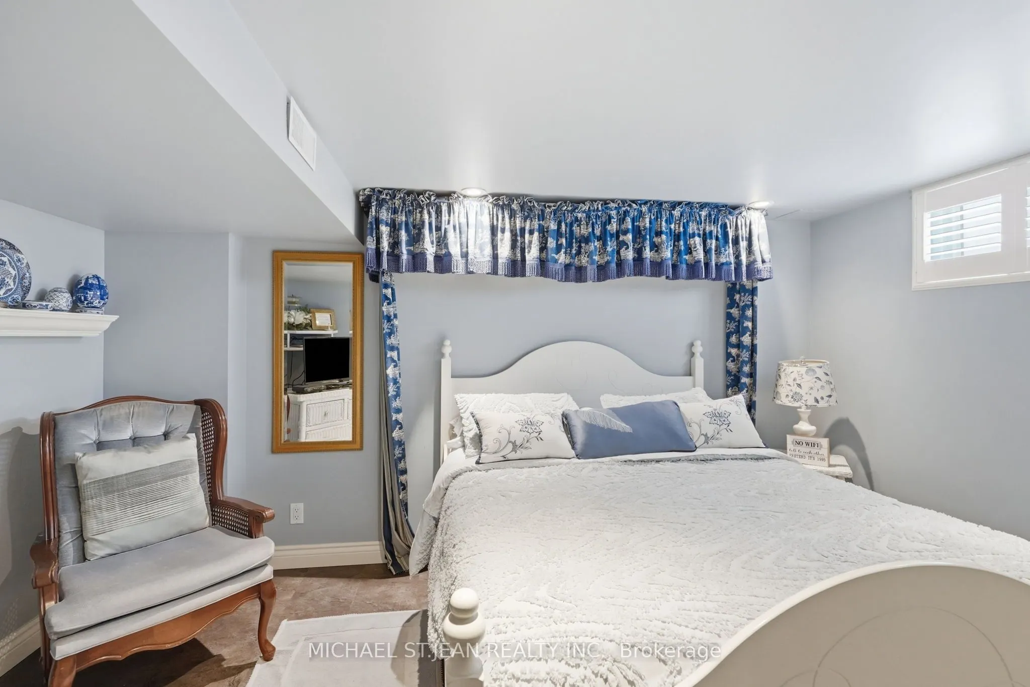 33 Centennial Parkway S