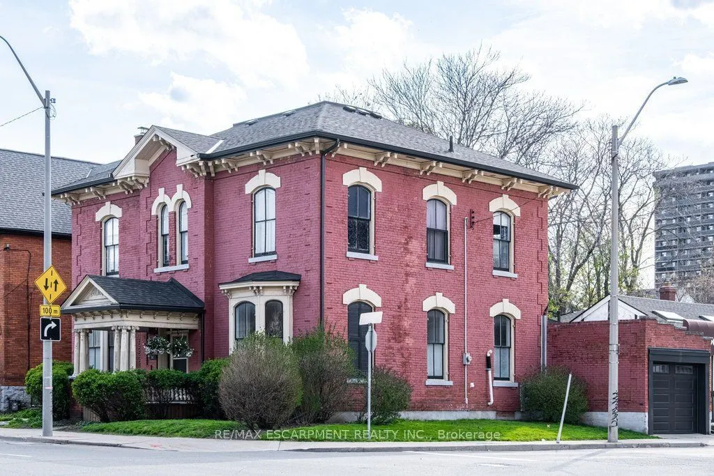 58 Wellington Street S
