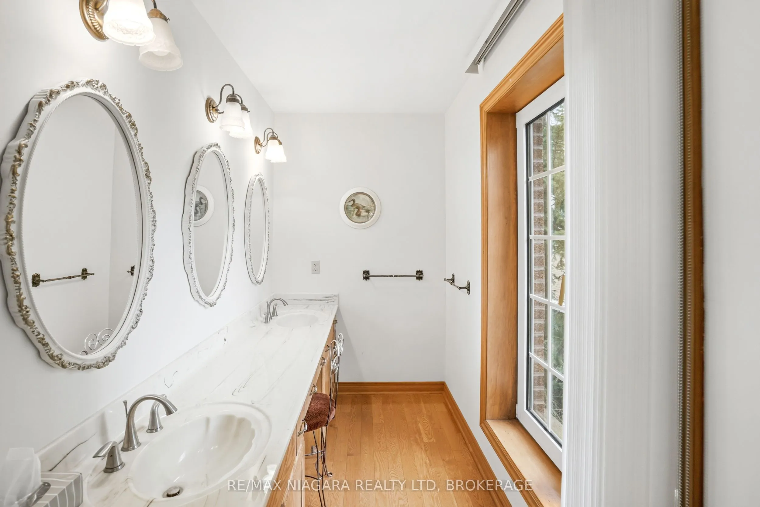 599 Lakeshore Road E
