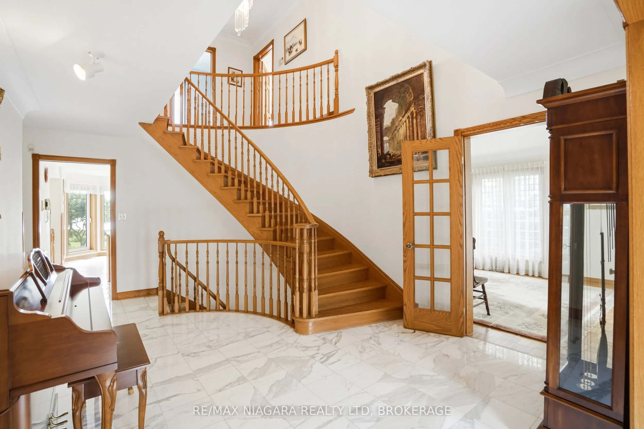 599 Lakeshore Road E