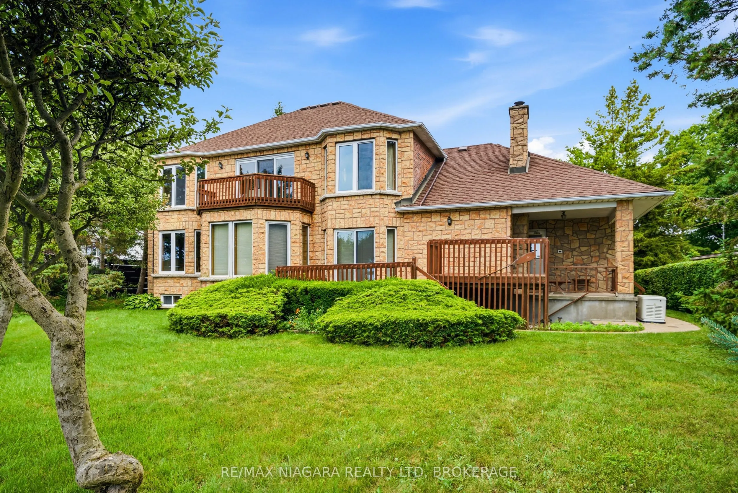 599 Lakeshore Road E
