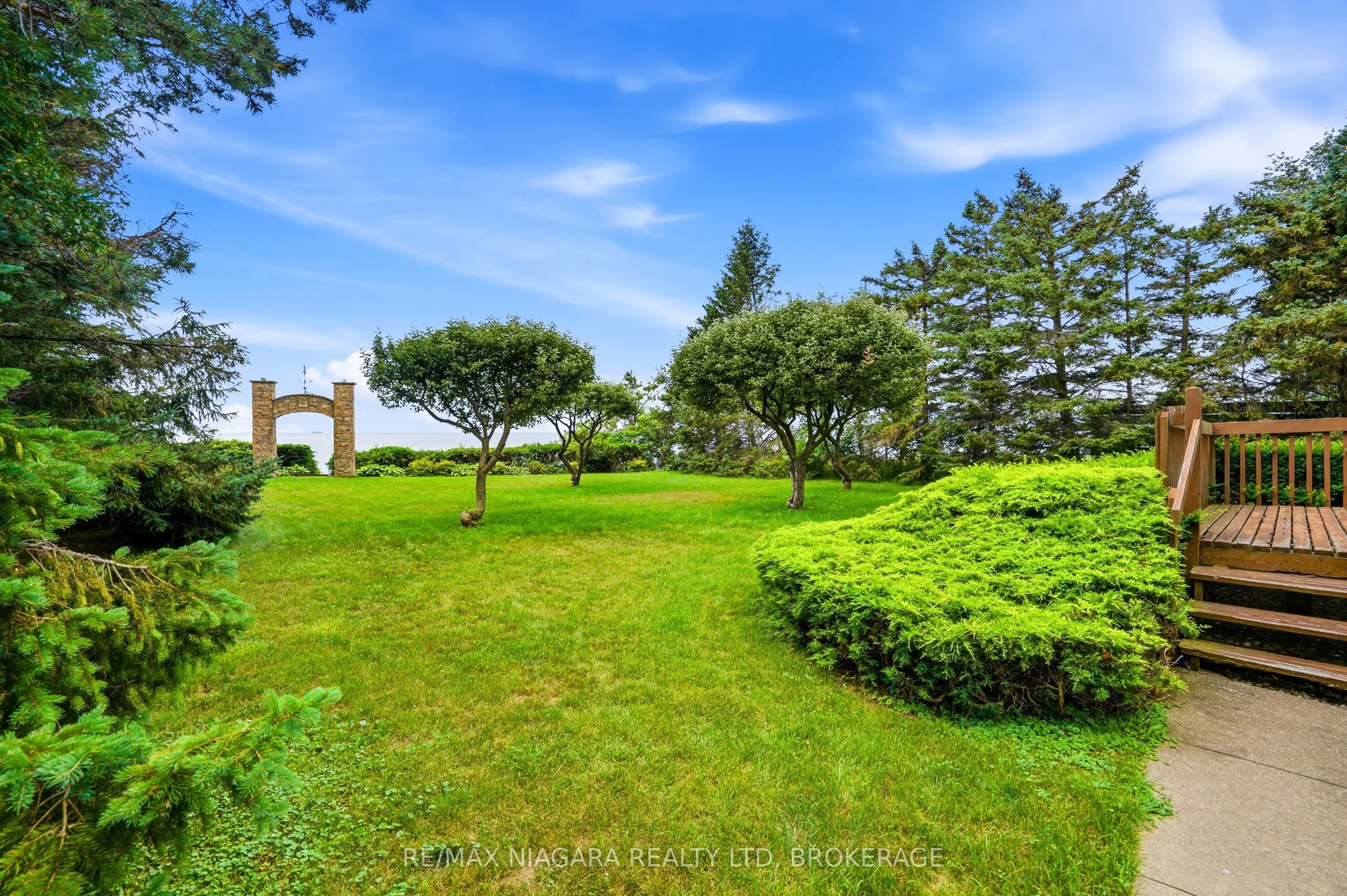 599 Lakeshore Road E