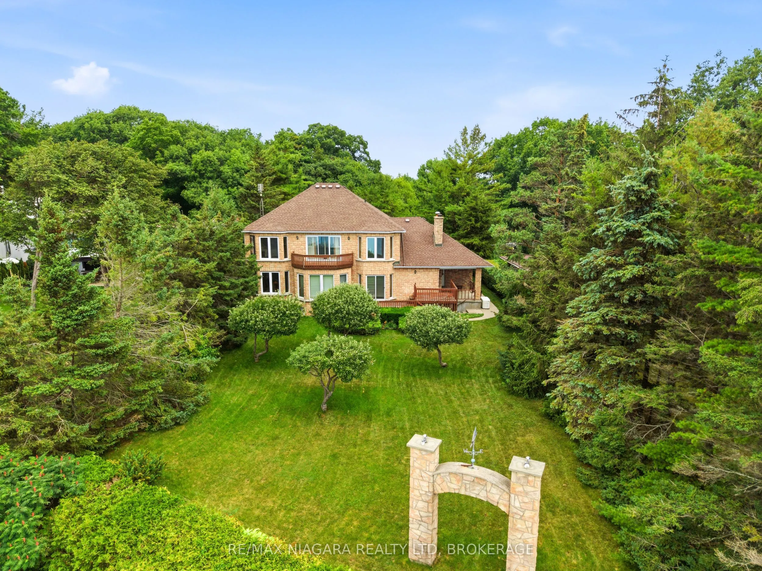 599 Lakeshore Road E
