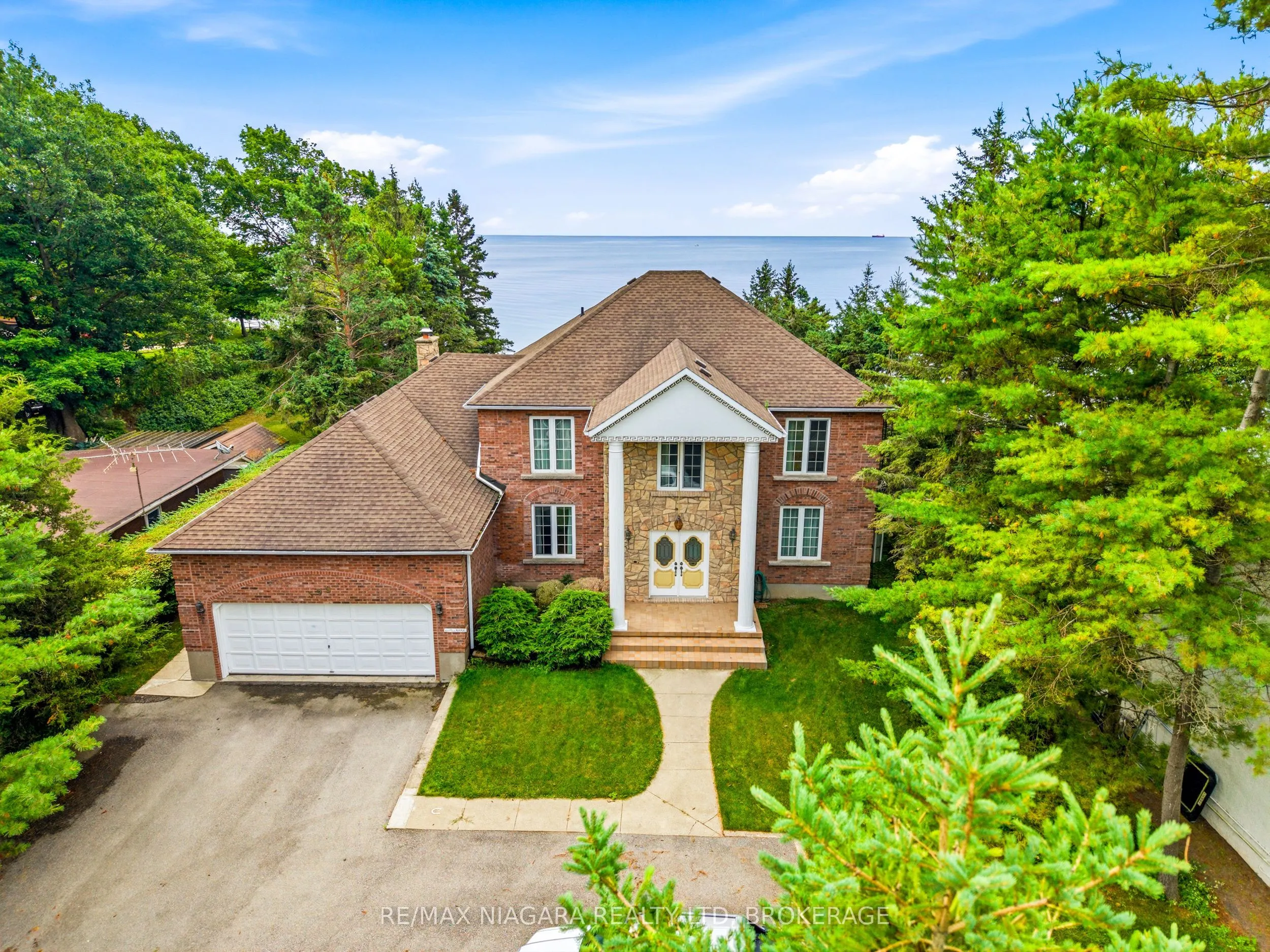 599 Lakeshore Road E