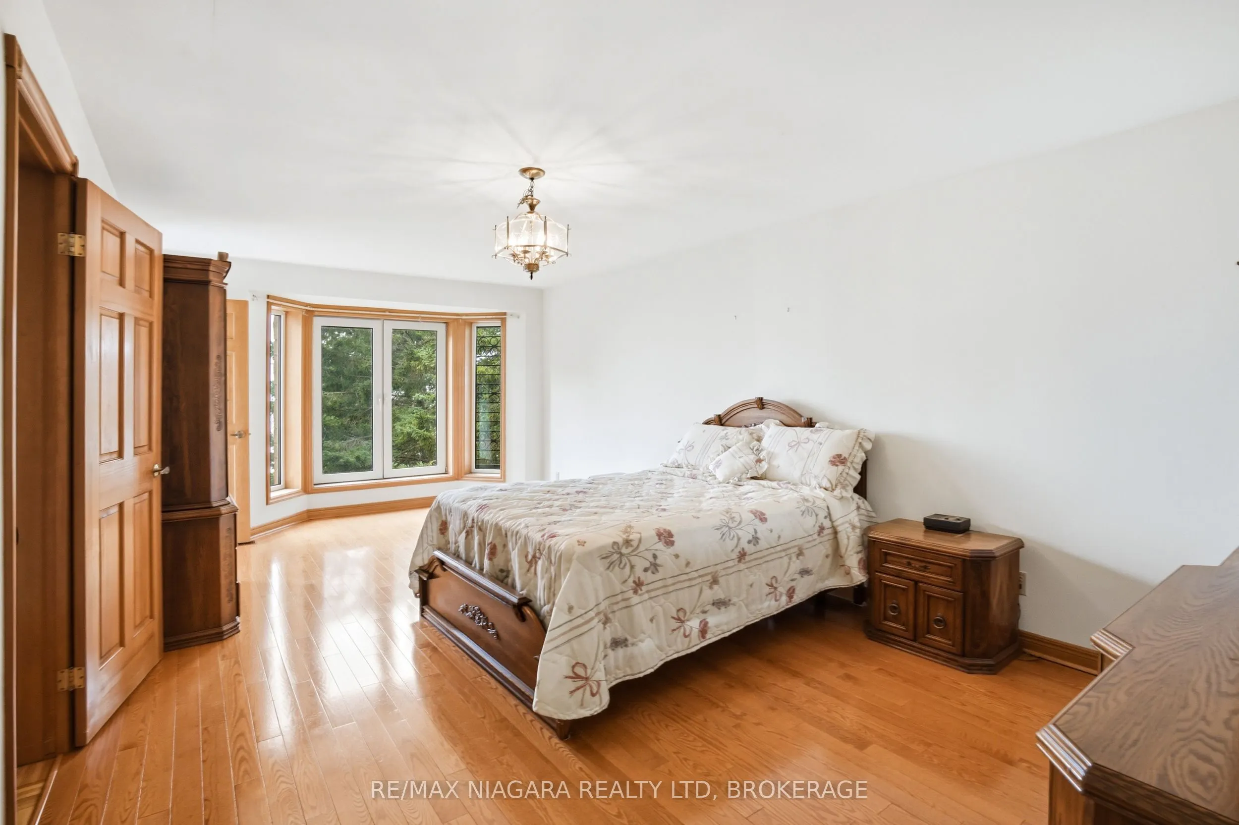599 Lakeshore Road E