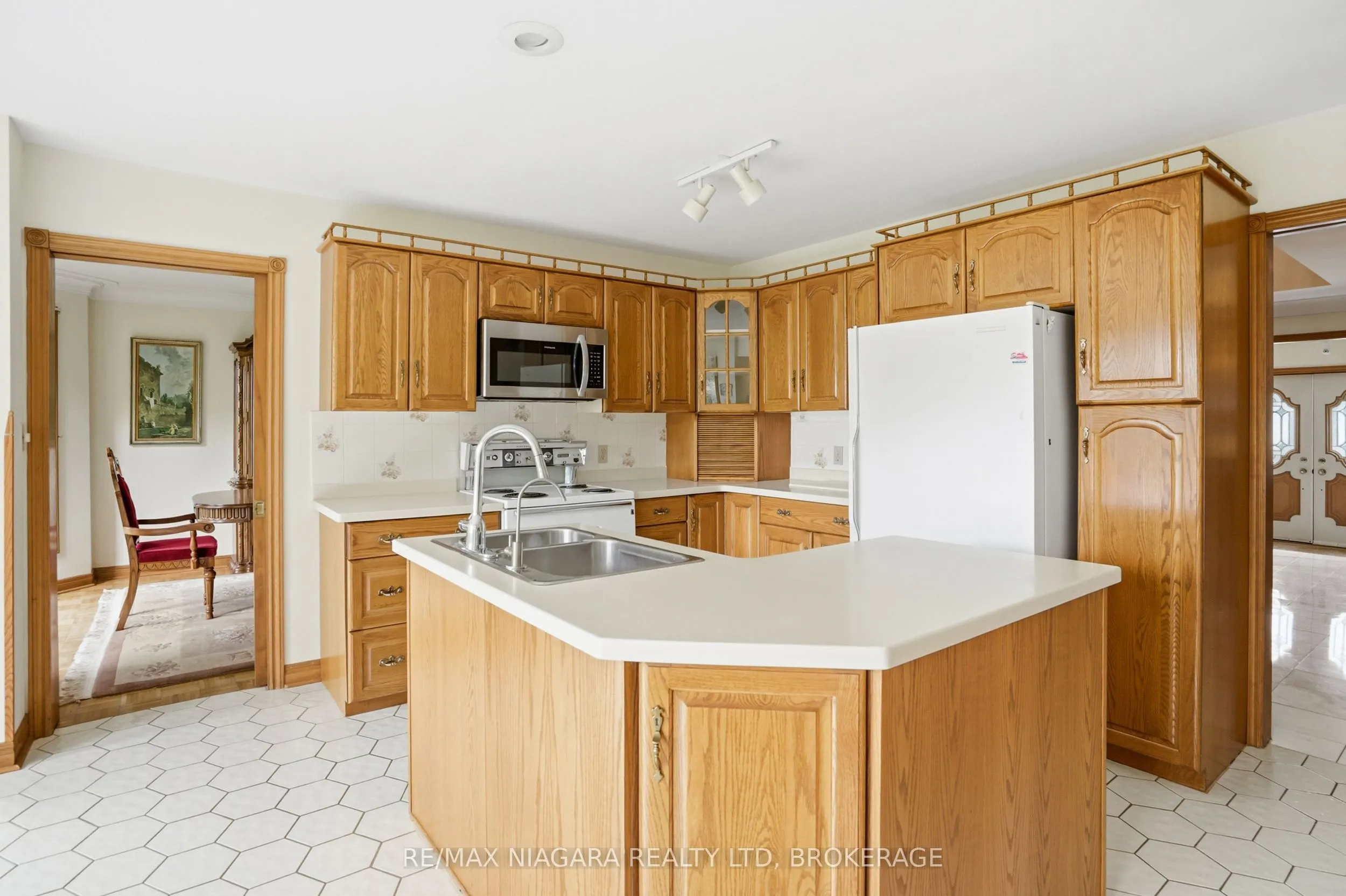 599 Lakeshore Road E