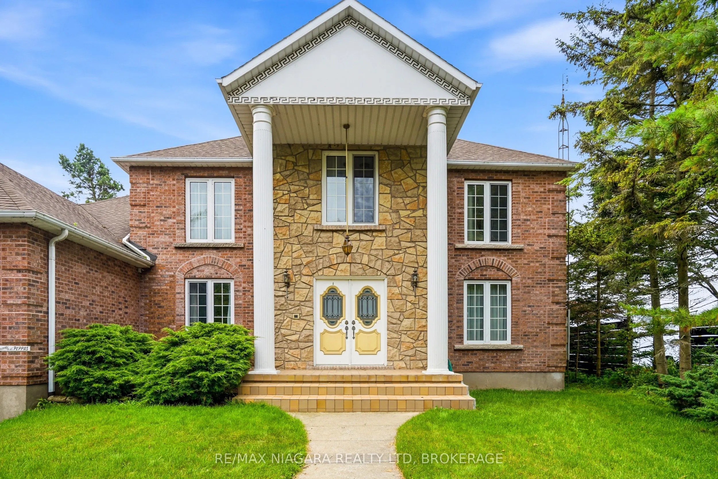 599 Lakeshore Road E