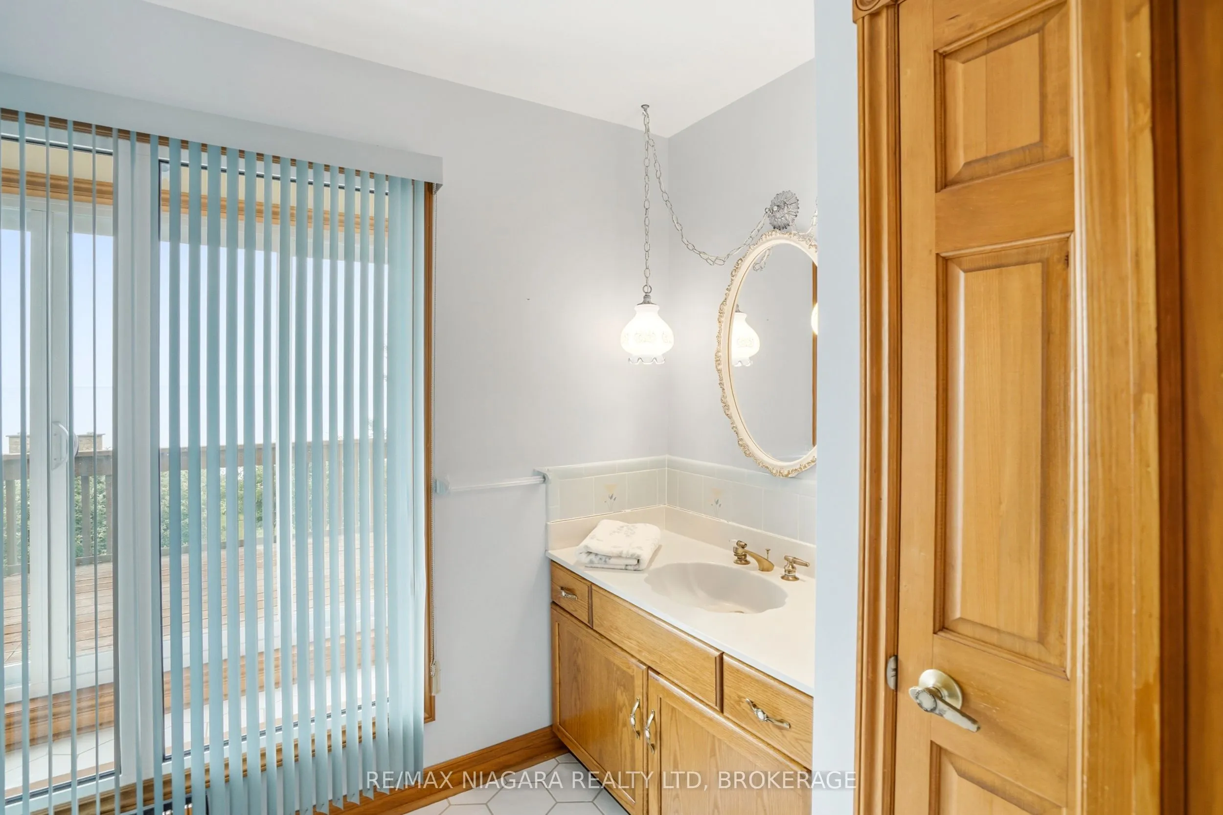 599 Lakeshore Road E