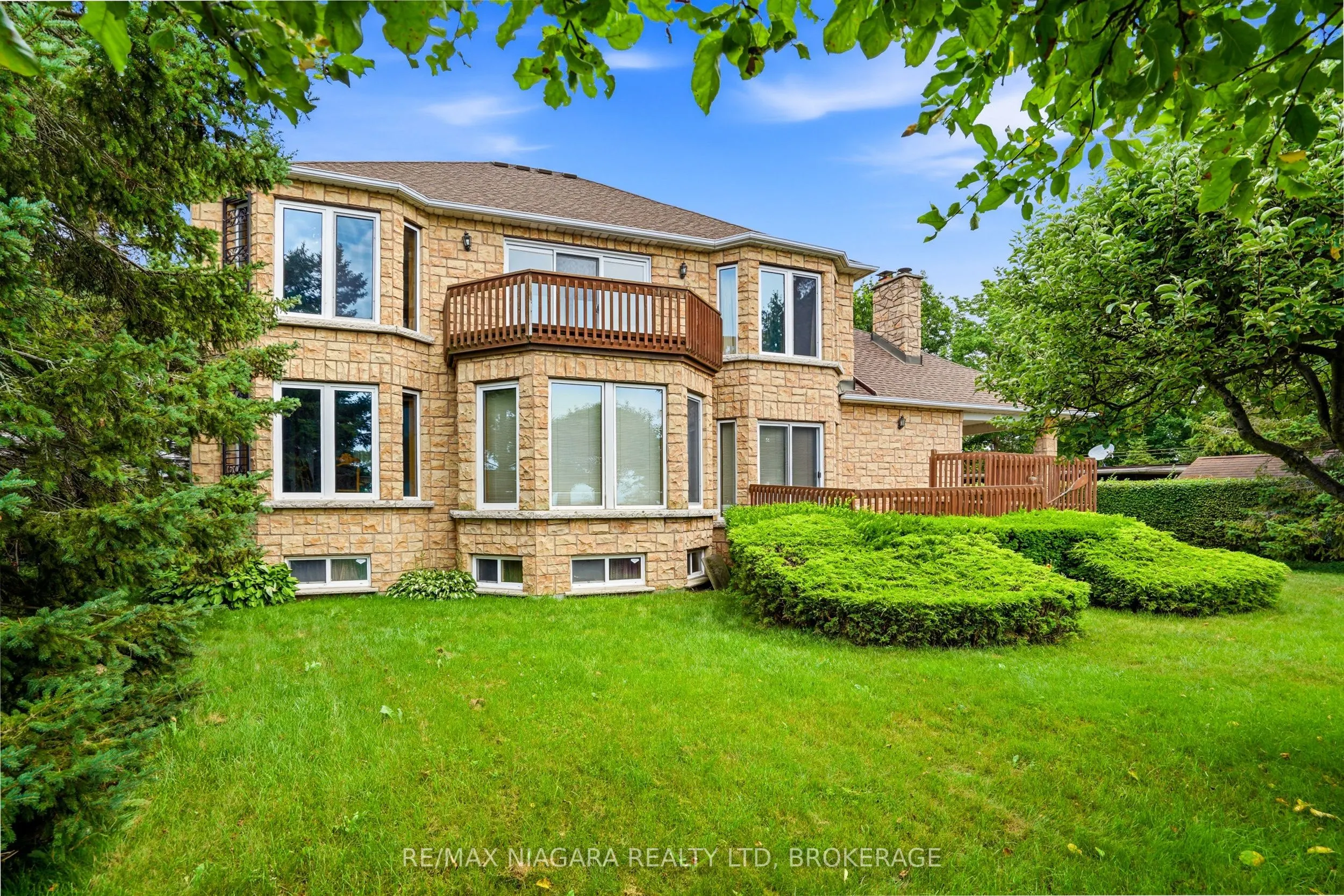 599 Lakeshore Road E