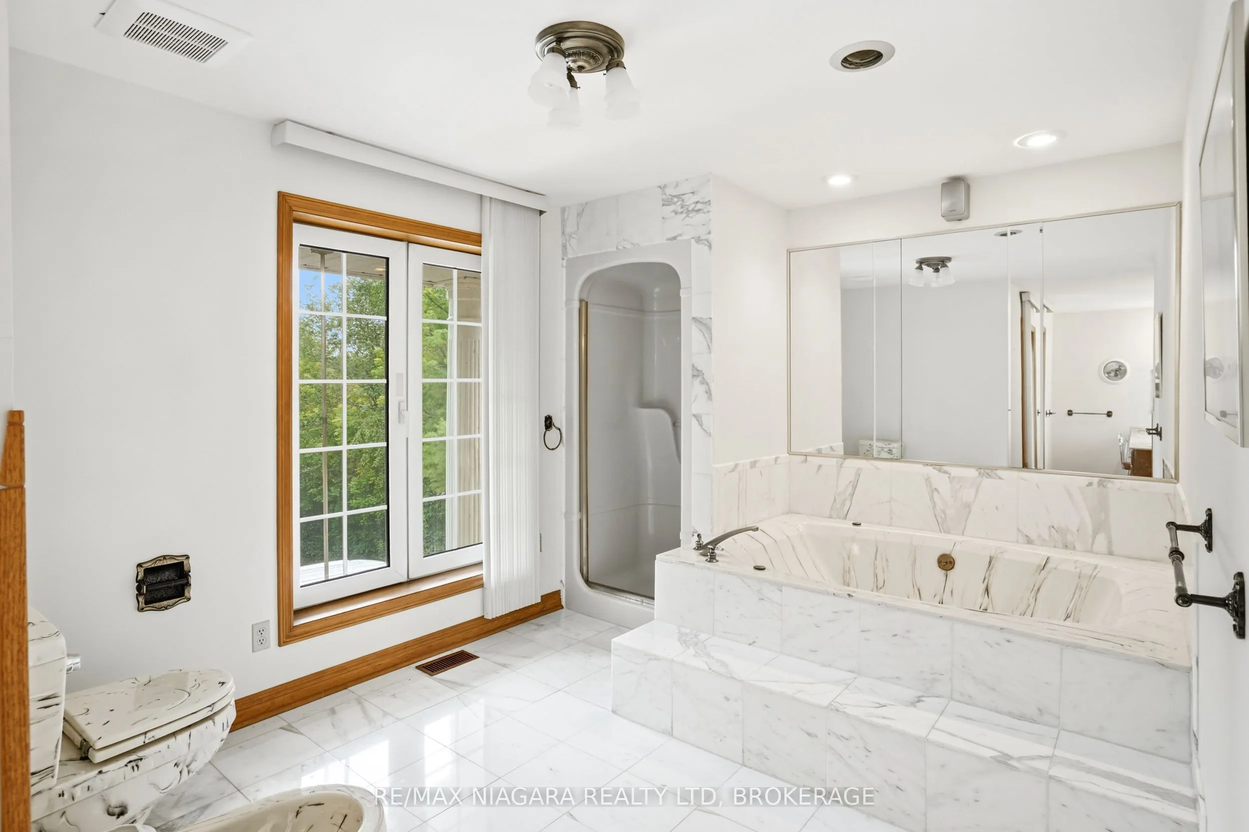 599 Lakeshore Road E