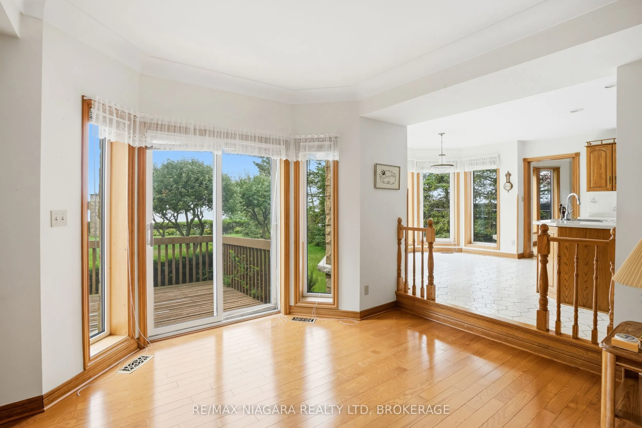 599 Lakeshore Road E