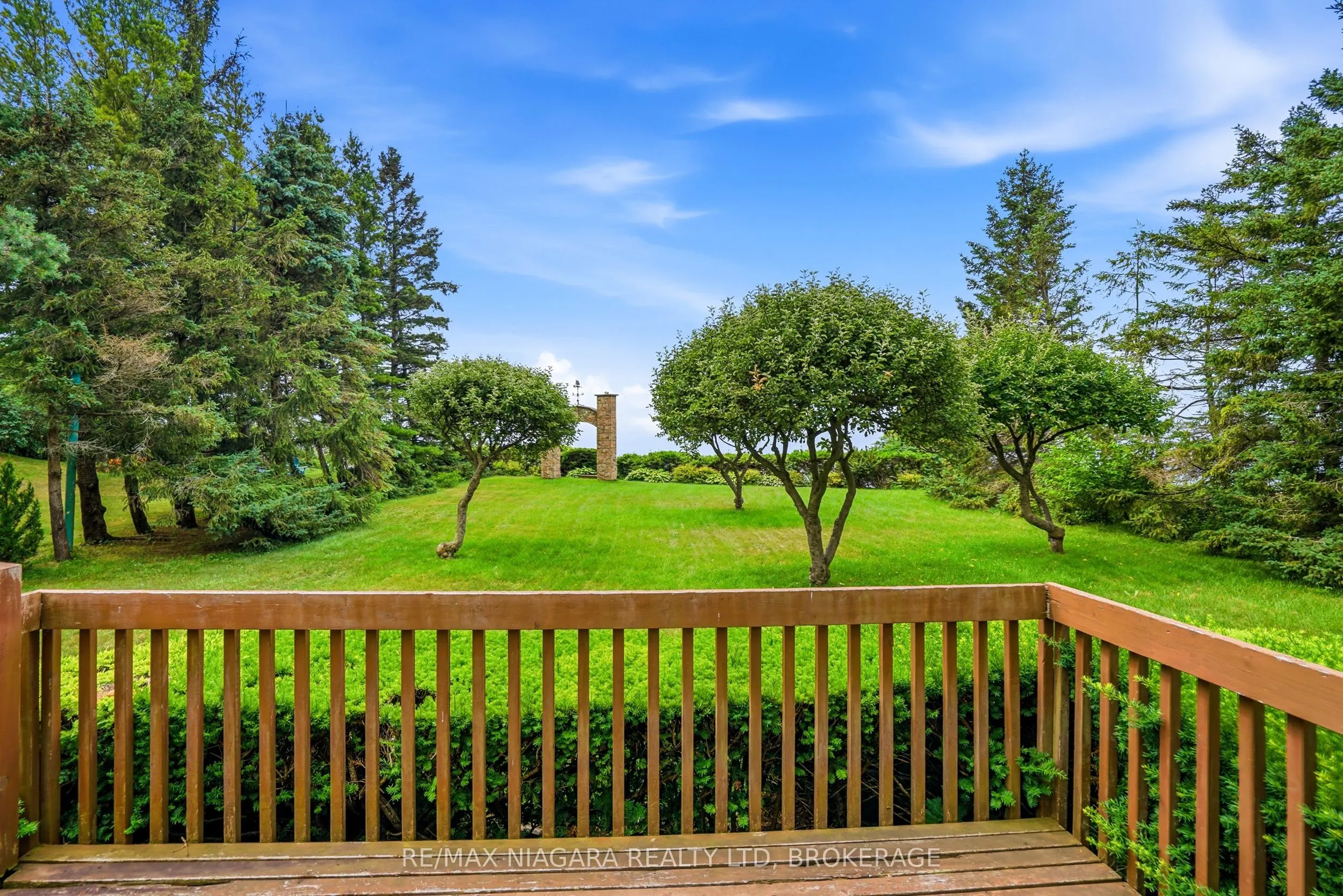 599 Lakeshore Road E
