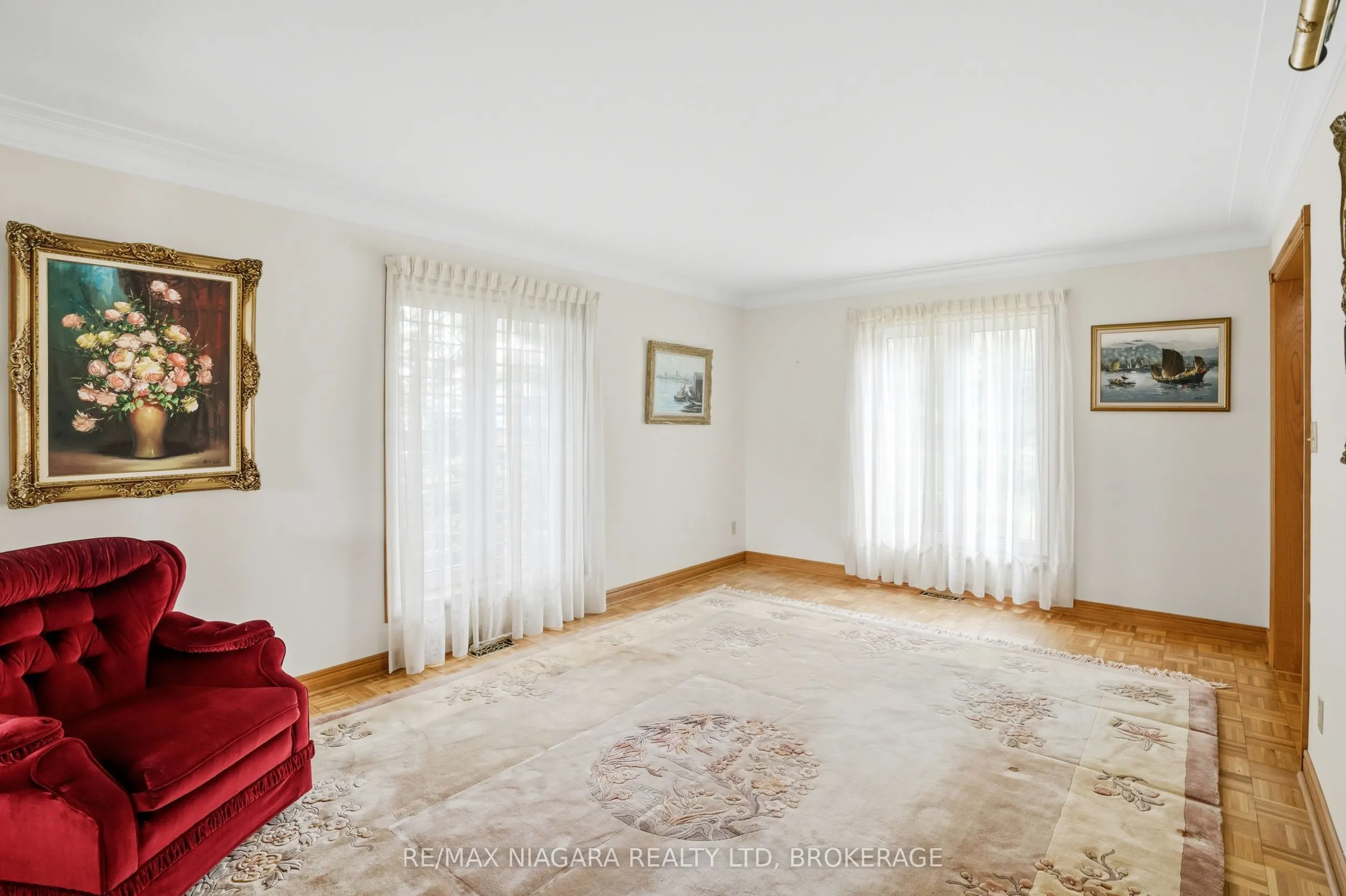 599 Lakeshore Road E