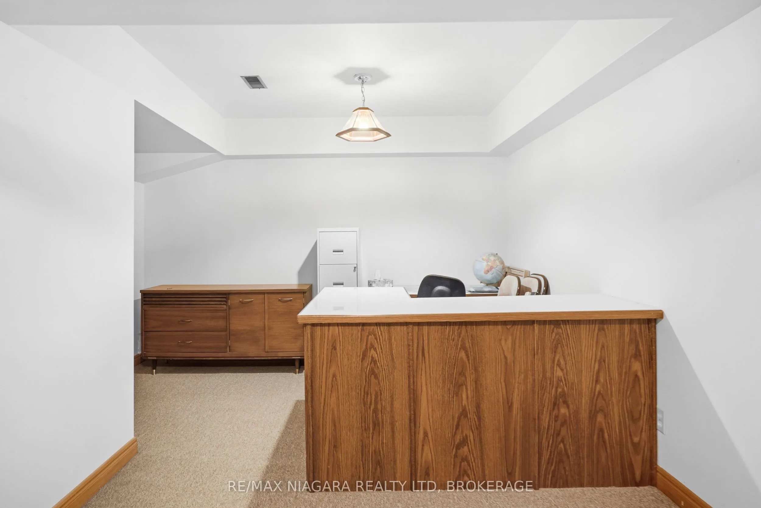 599 Lakeshore Road E