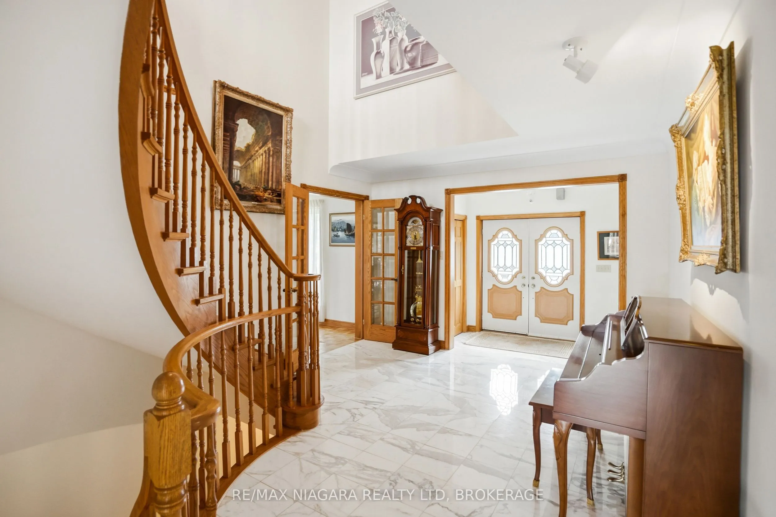 599 Lakeshore Road E