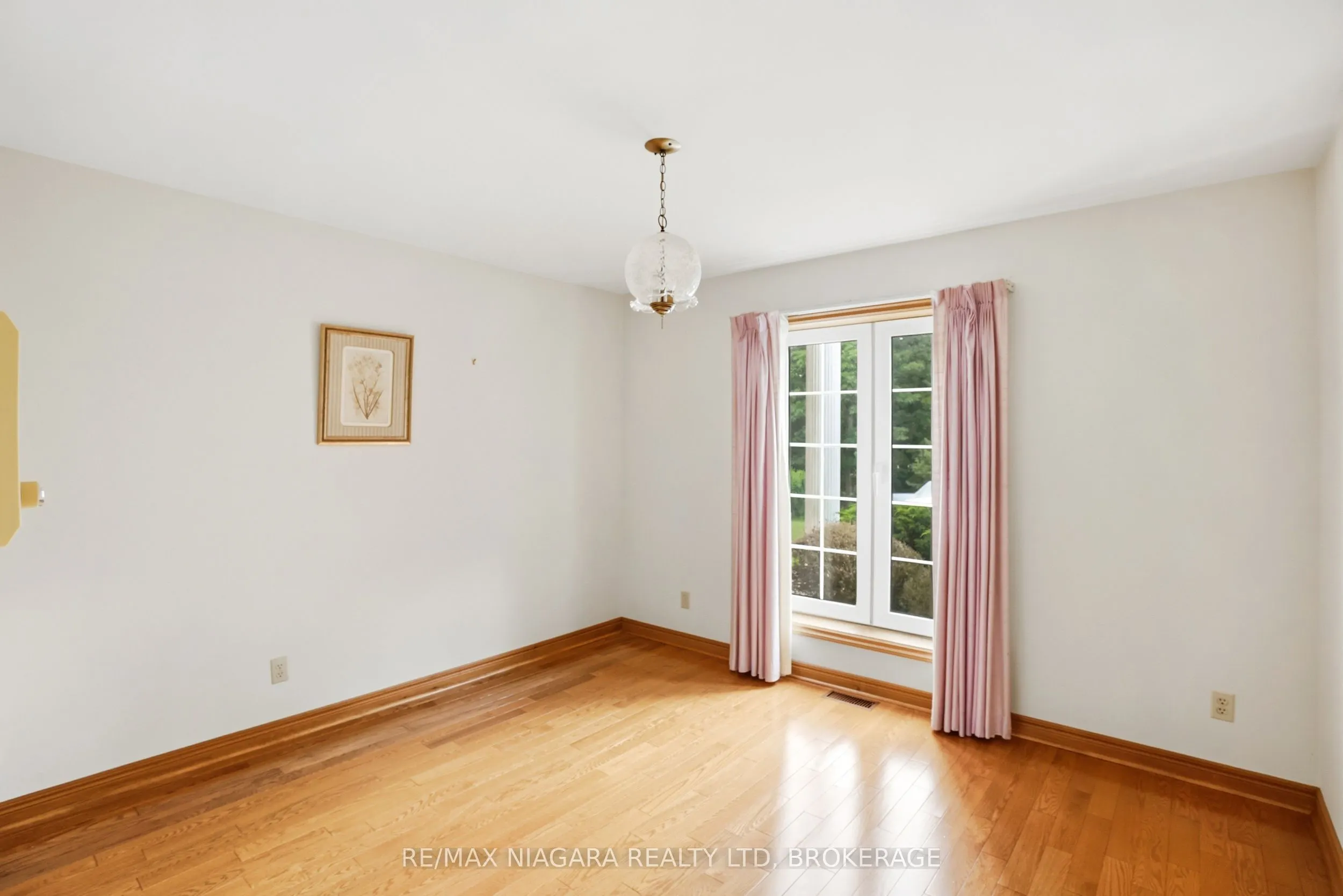 599 Lakeshore Road E