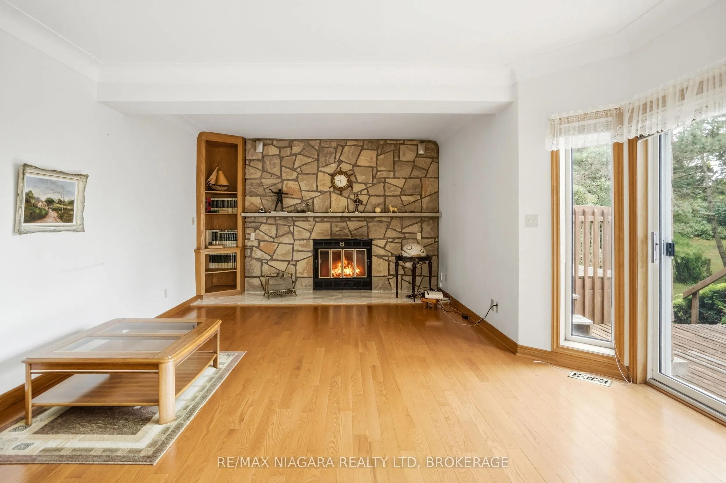 599 Lakeshore Road E