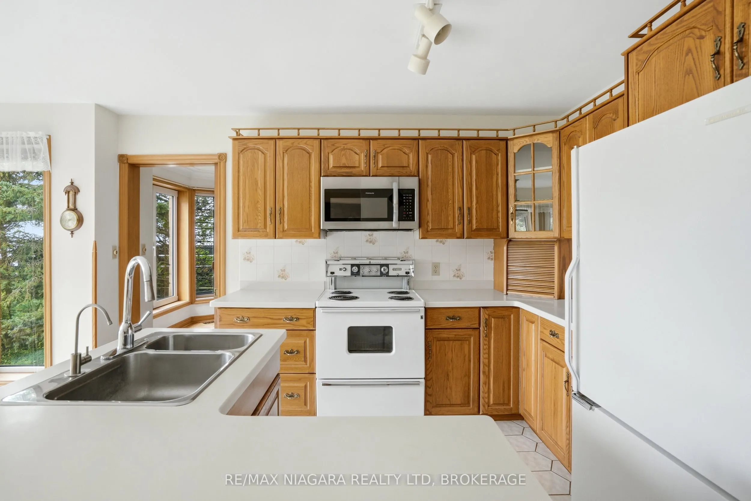 599 Lakeshore Road E