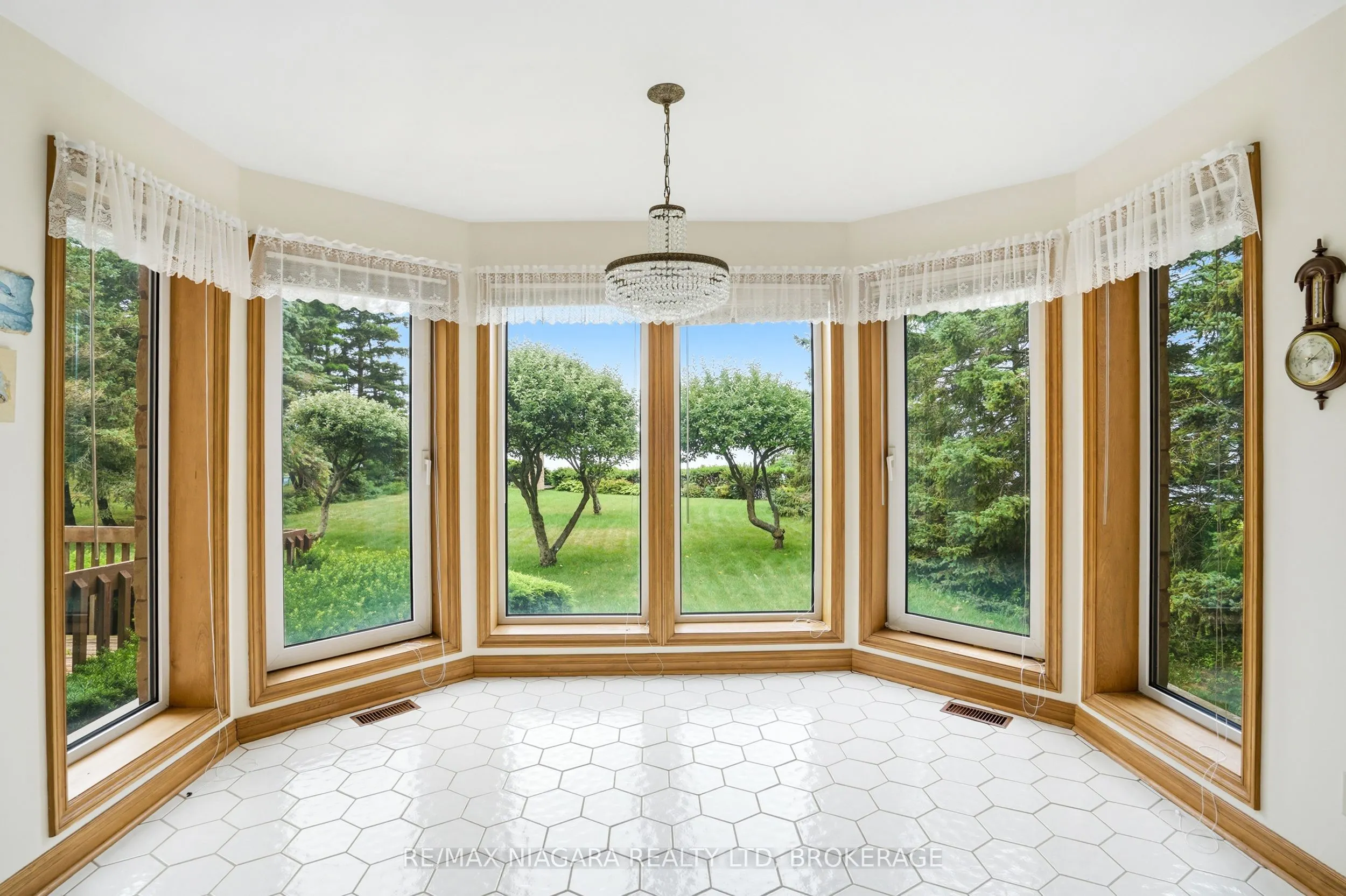 599 Lakeshore Road E
