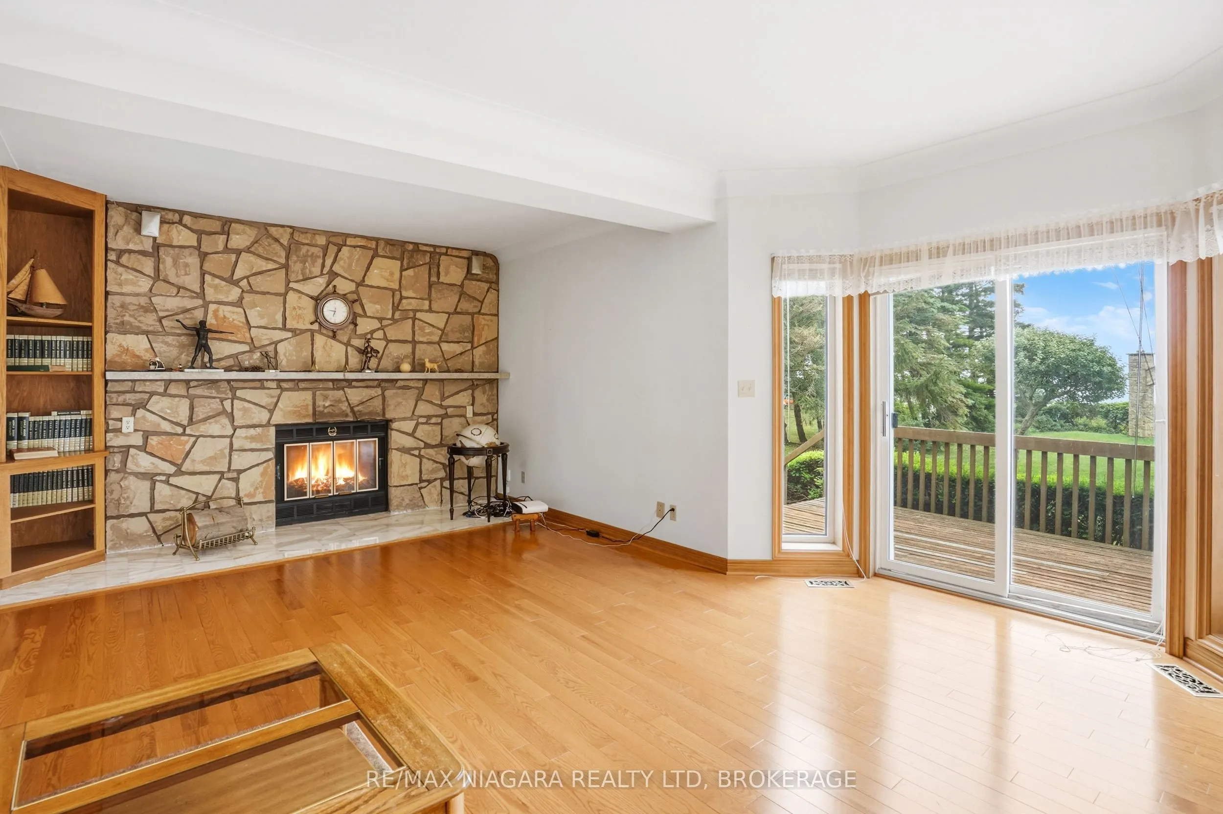 599 Lakeshore Road E