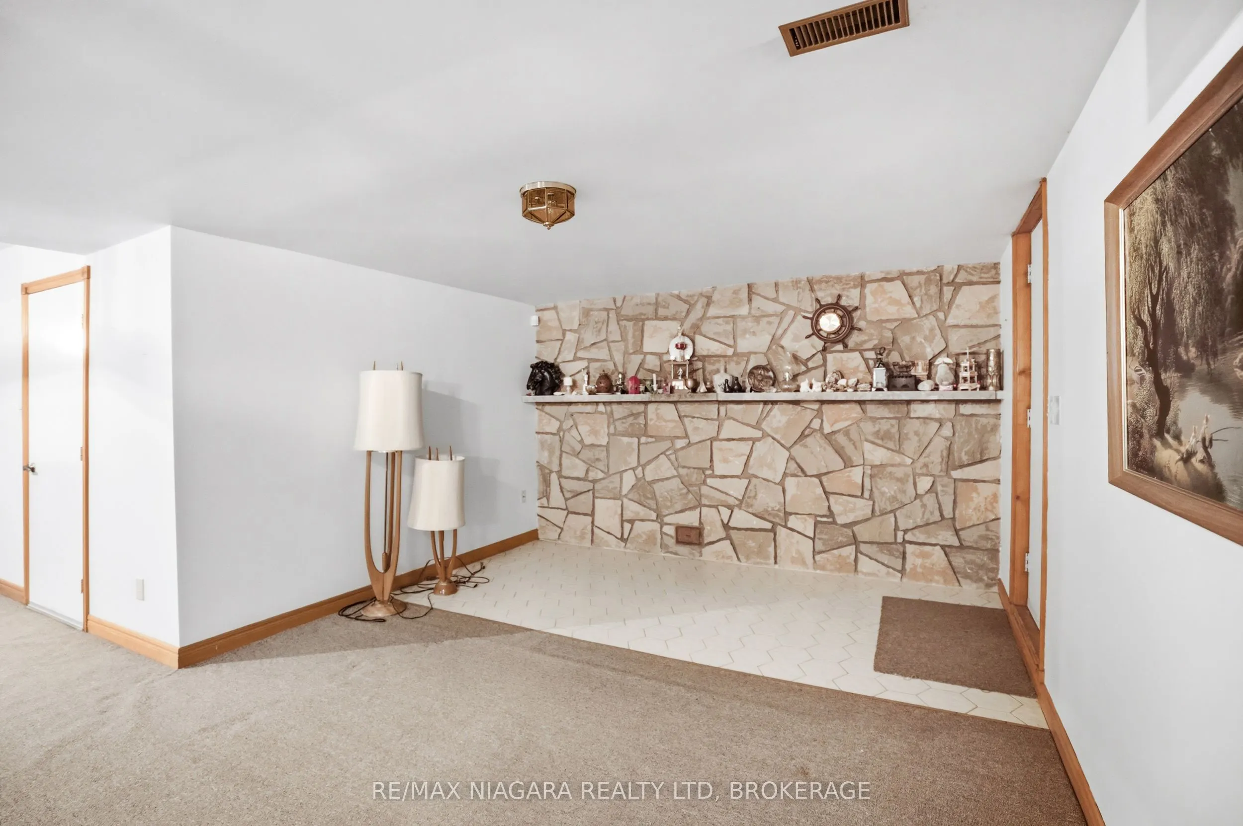599 Lakeshore Road E