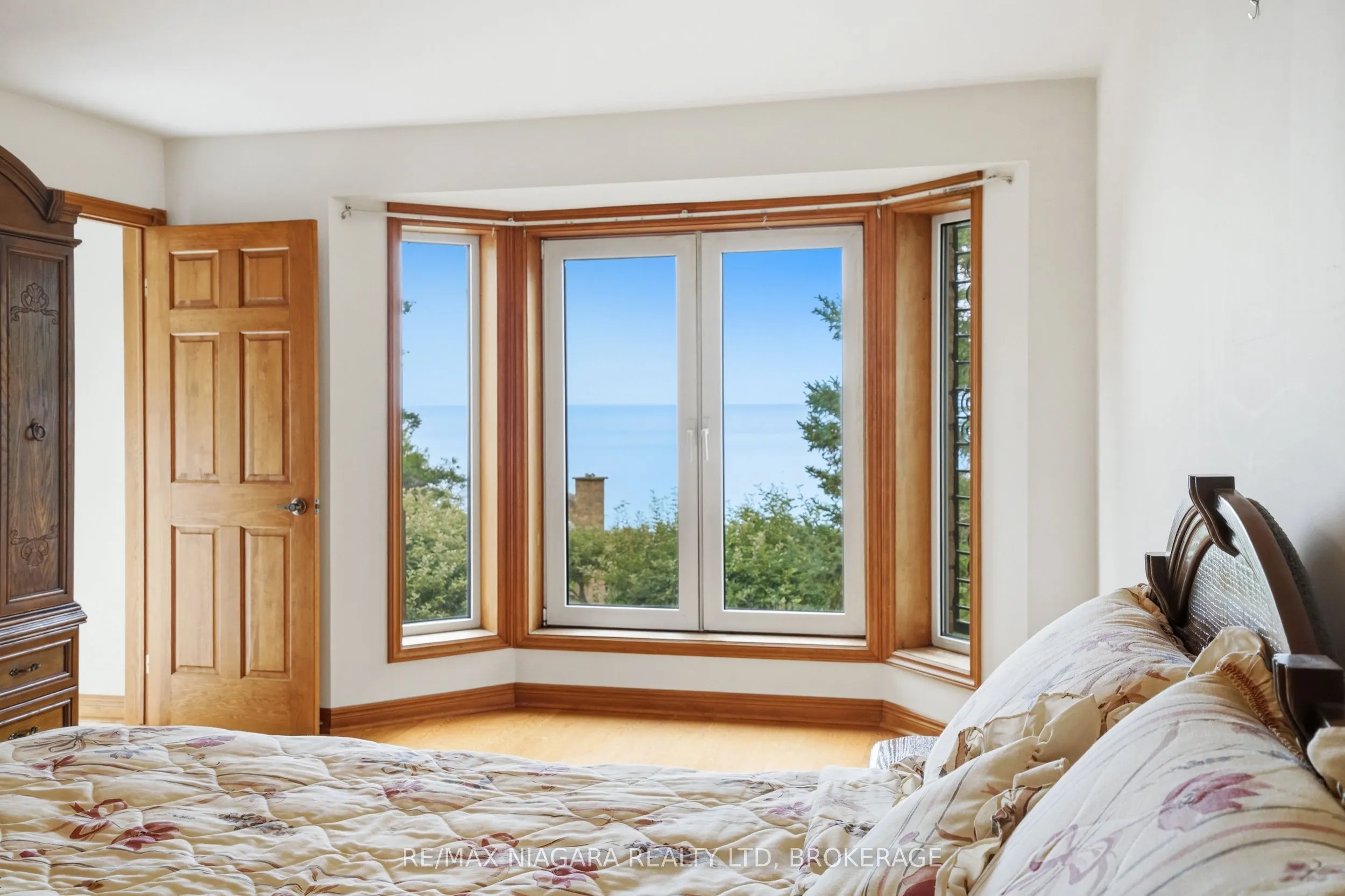 599 Lakeshore Road E