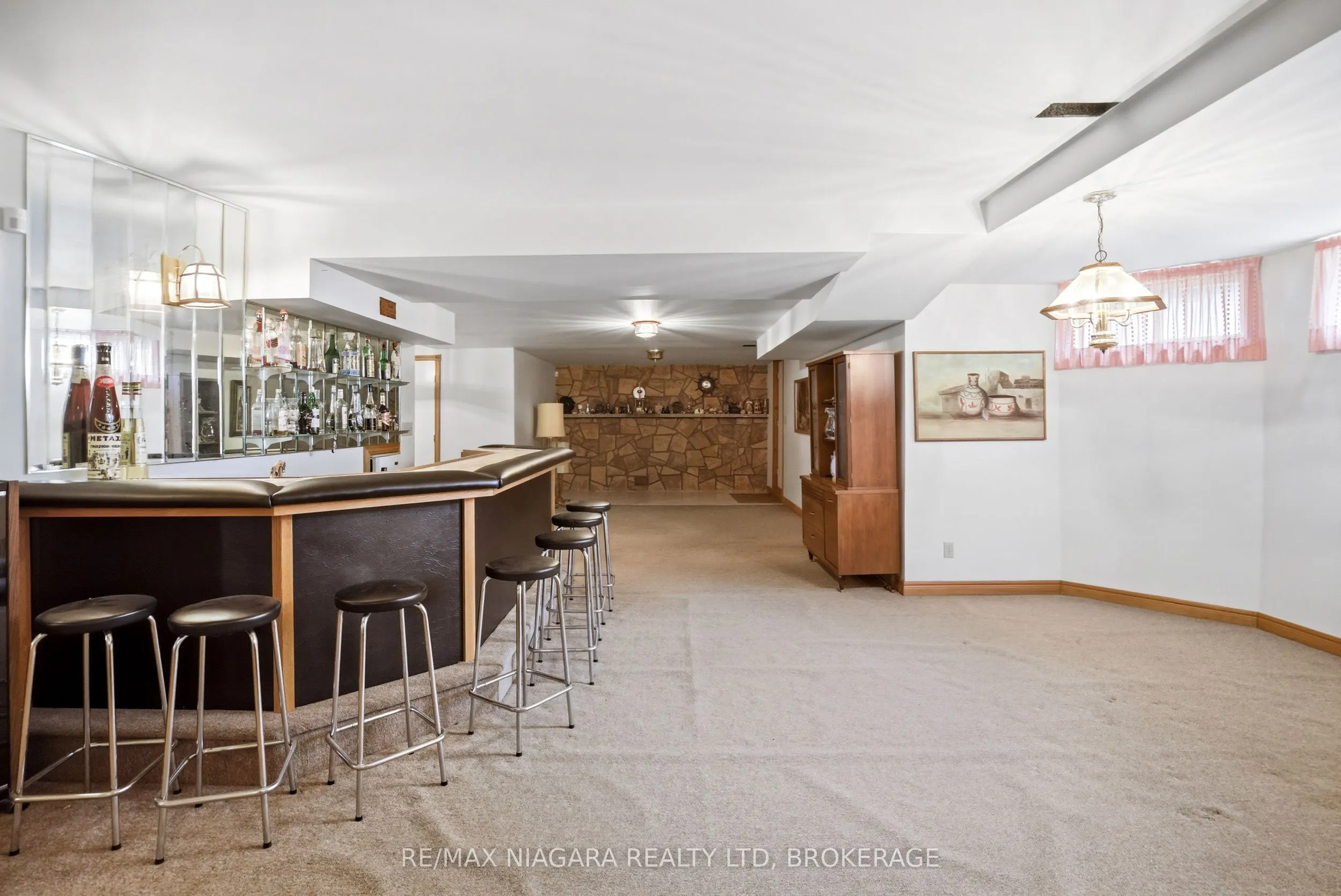 599 Lakeshore Road E