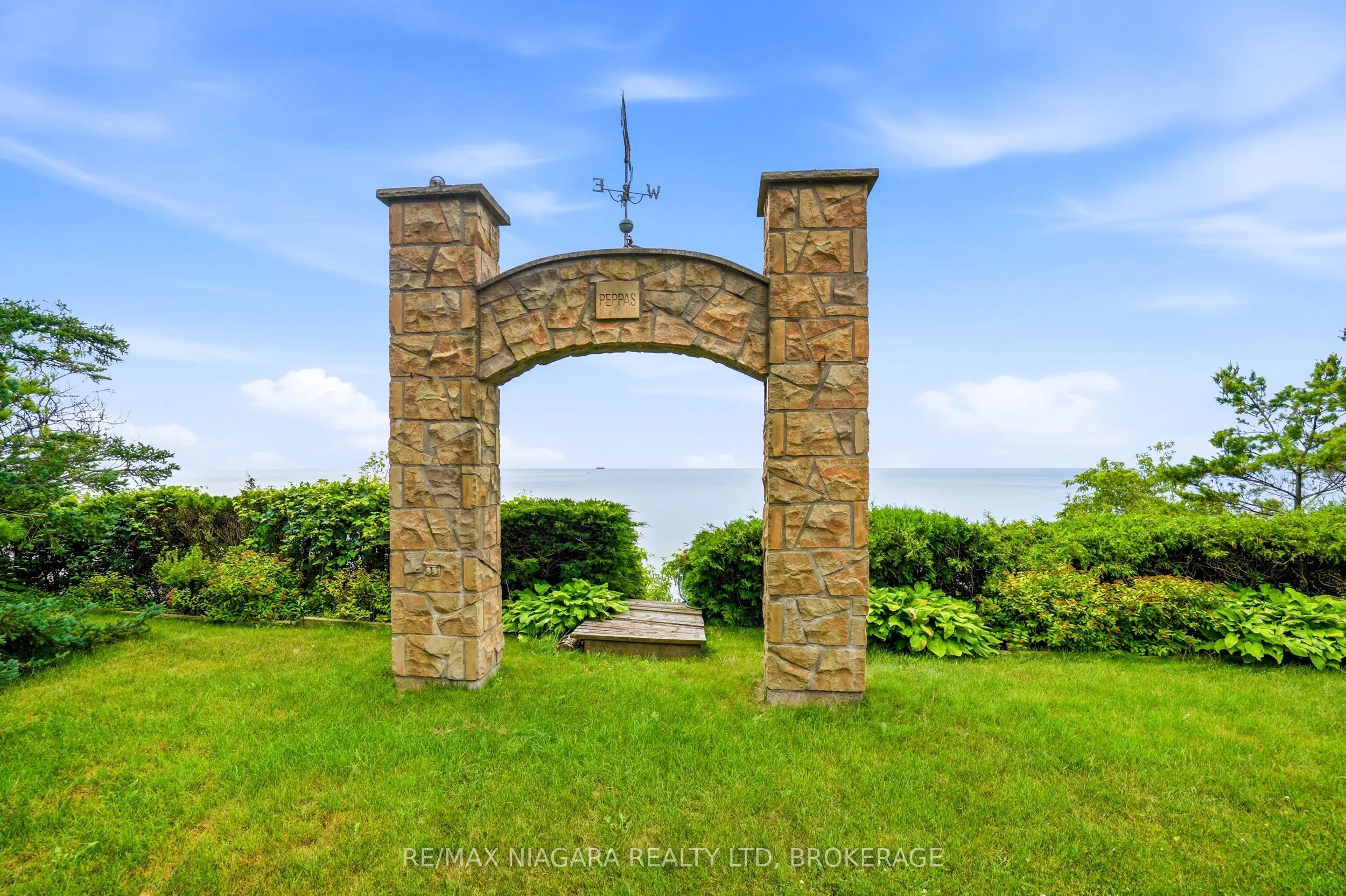 599 Lakeshore Road E