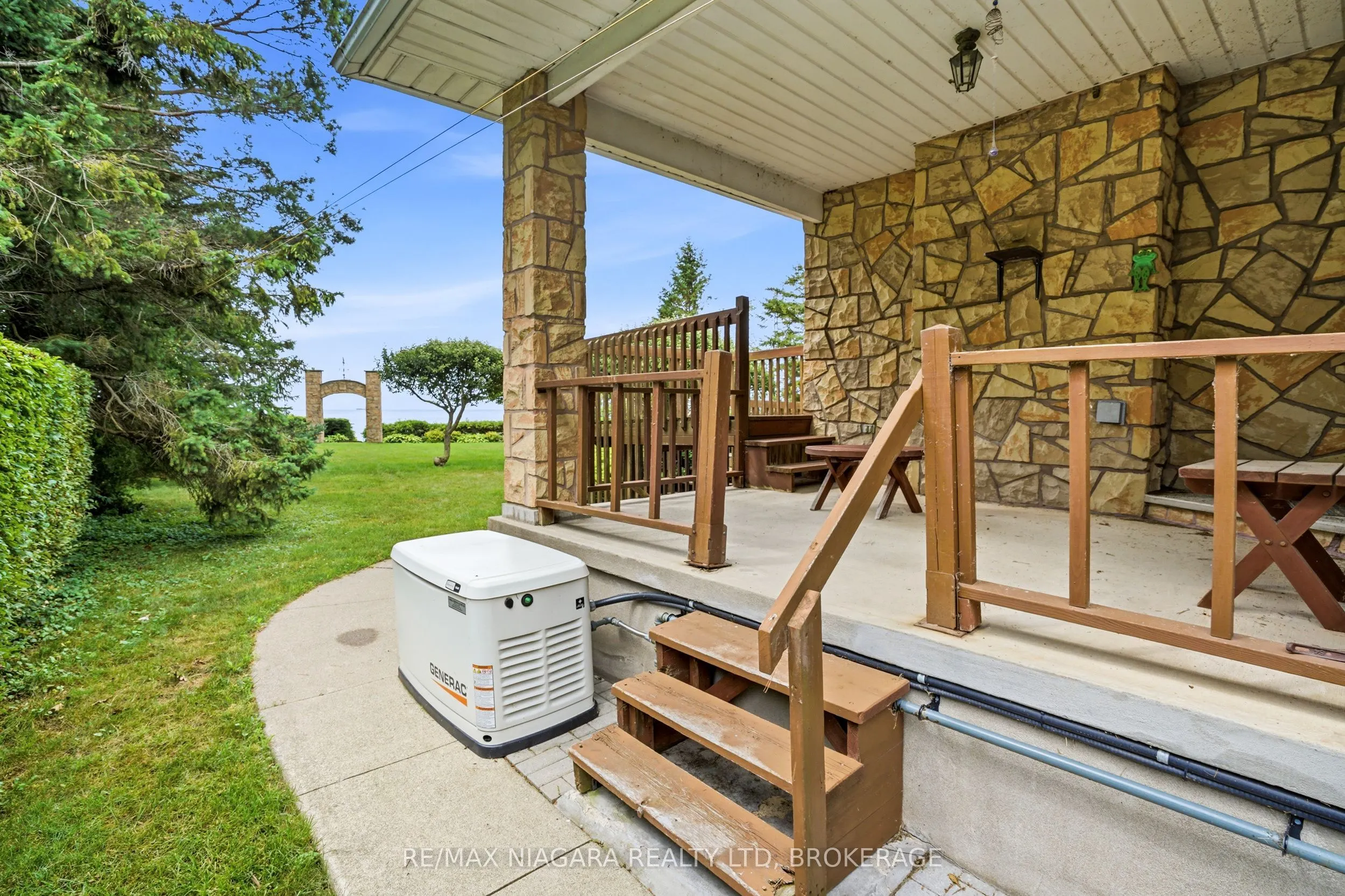 599 Lakeshore Road E