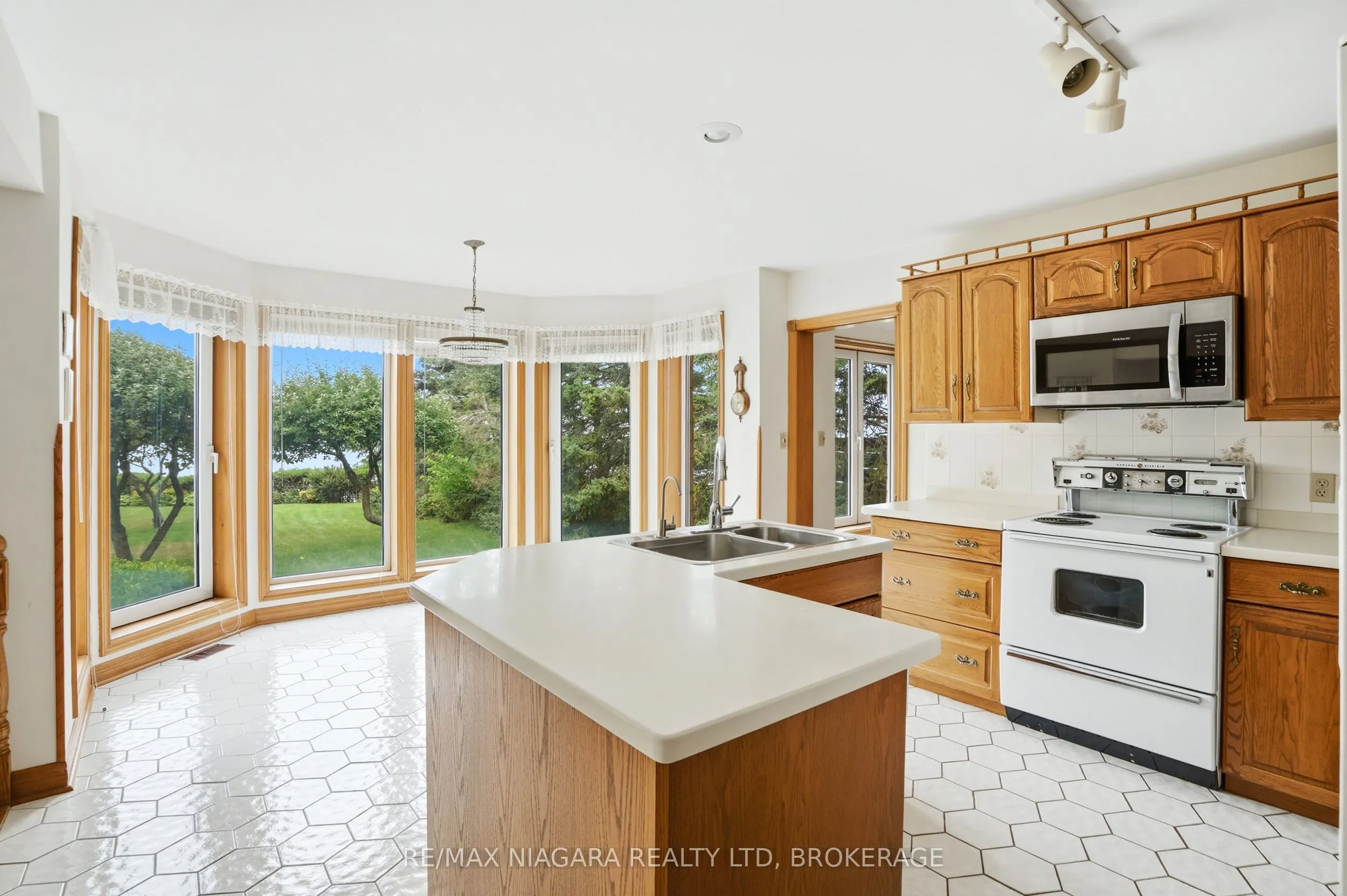 599 Lakeshore Road E