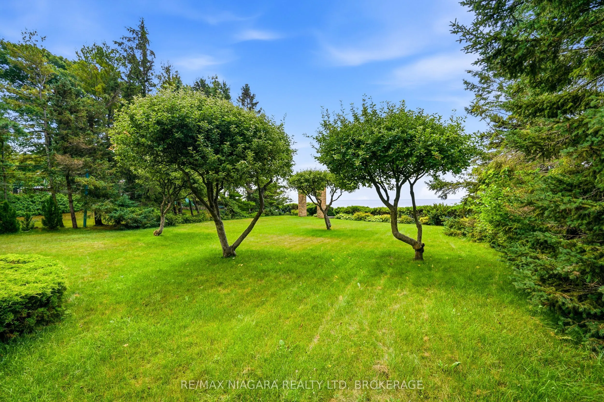 599 Lakeshore Road E