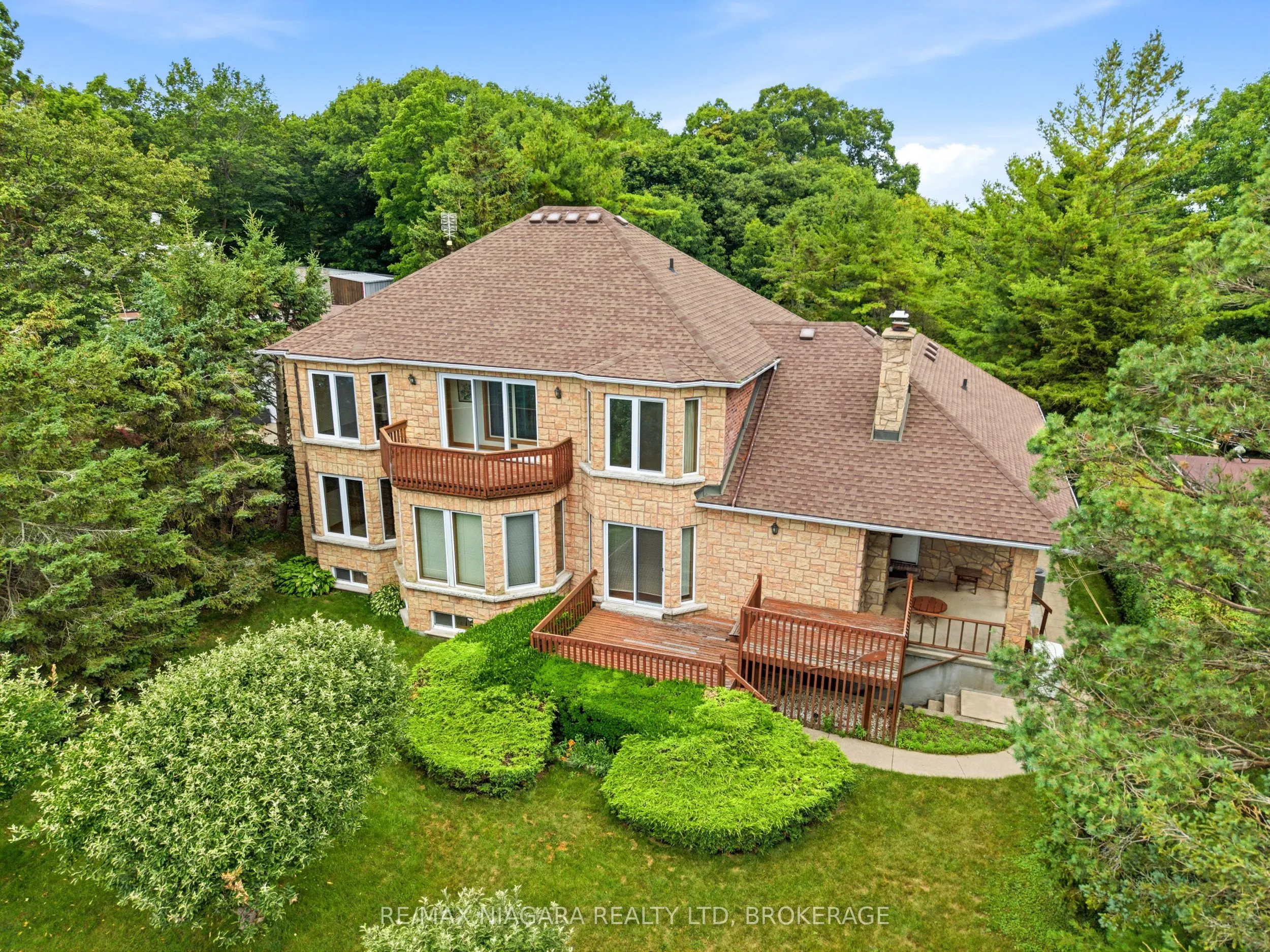 599 Lakeshore Road E
