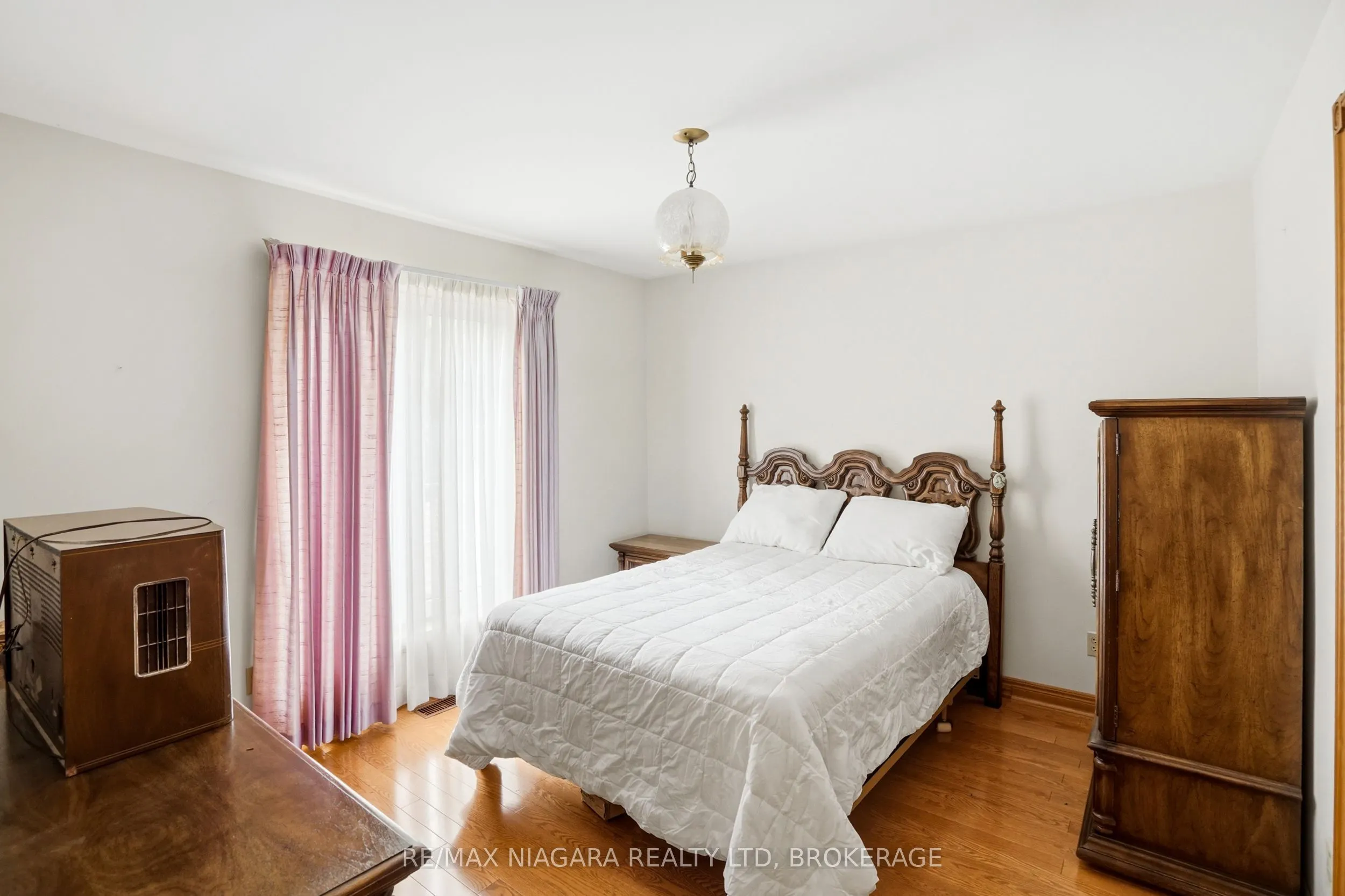 599 Lakeshore Road E